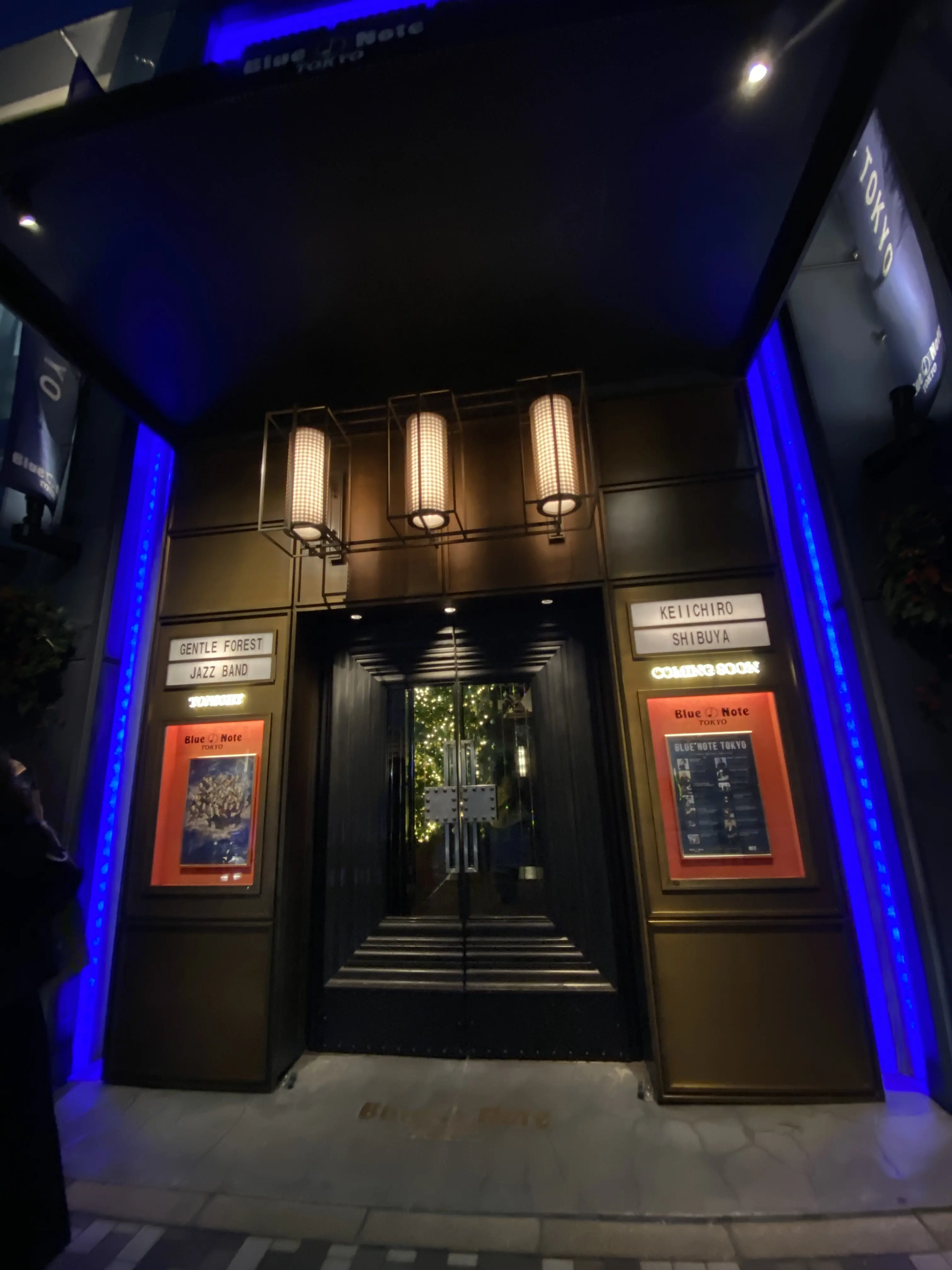 ブルーノート東京 外観｜記念日ディナーやデートに人気のJAZZクラブ入口。Gentle Forest Jazz Band公演当日の雰囲気