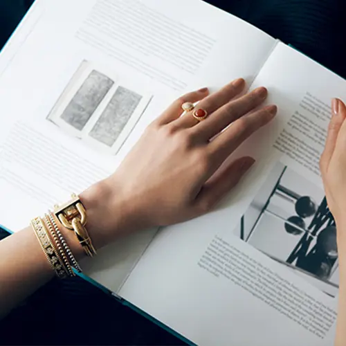 存在感のある「ヴァン クリーフ＆アーペル」の時計には繊細なゴールド