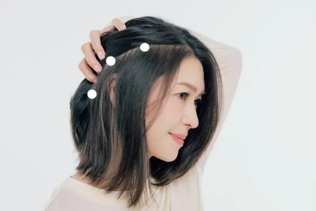 頭皮美容液の使い方:耳まわりにも、同じく 3点置きでなじませる