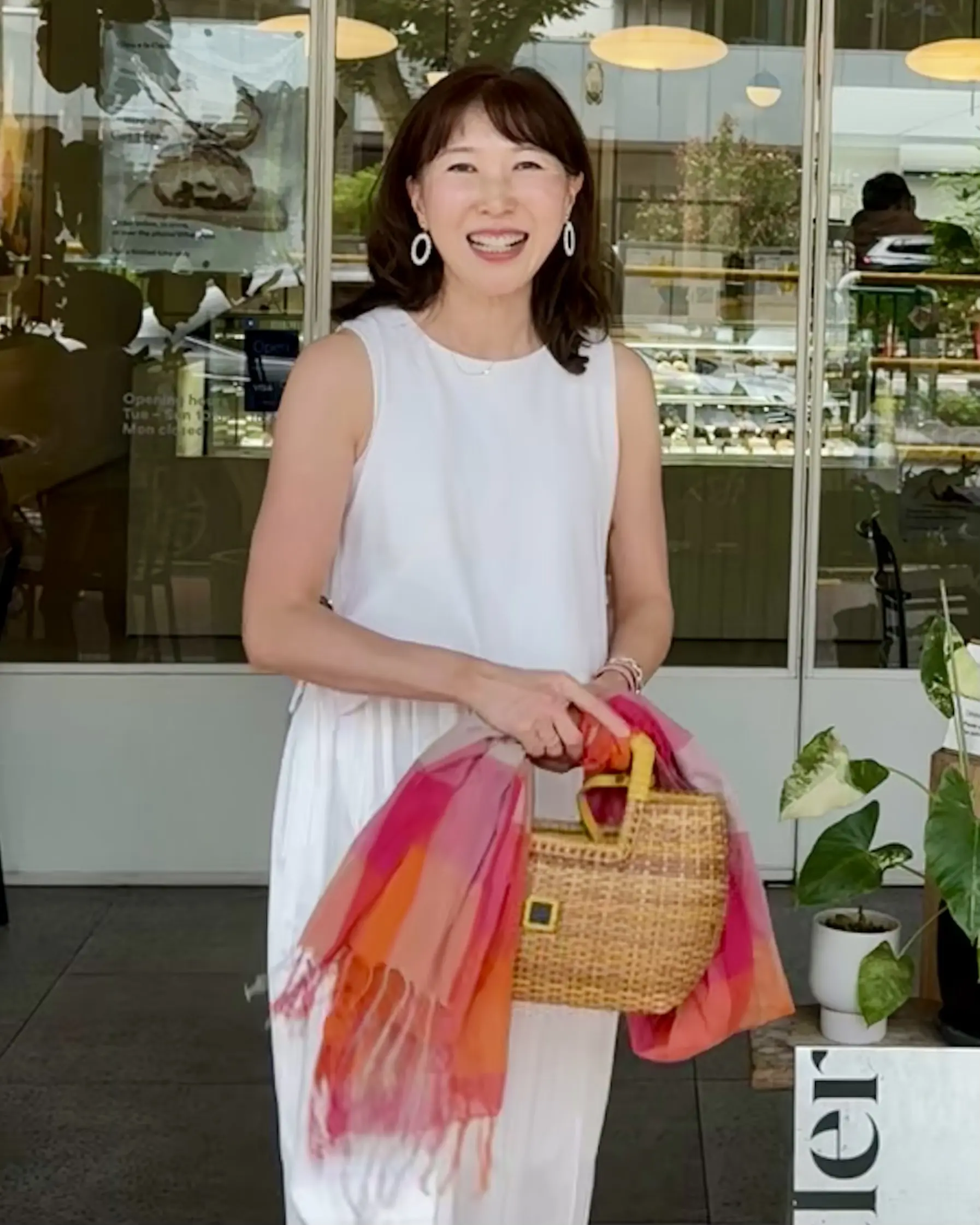 白ワンピースにカゴバッグ、ショール