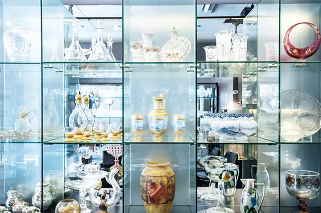 ル・グラの1900年代の花器や、ロブマイヤーの1880年 代の金彩ピッチャーとグラスなど、飾って愛め でたいもの も