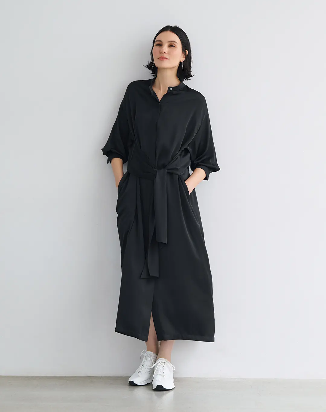 夏の黒は断然シック。控えめなツヤと美しいドレープに視線を集めて
