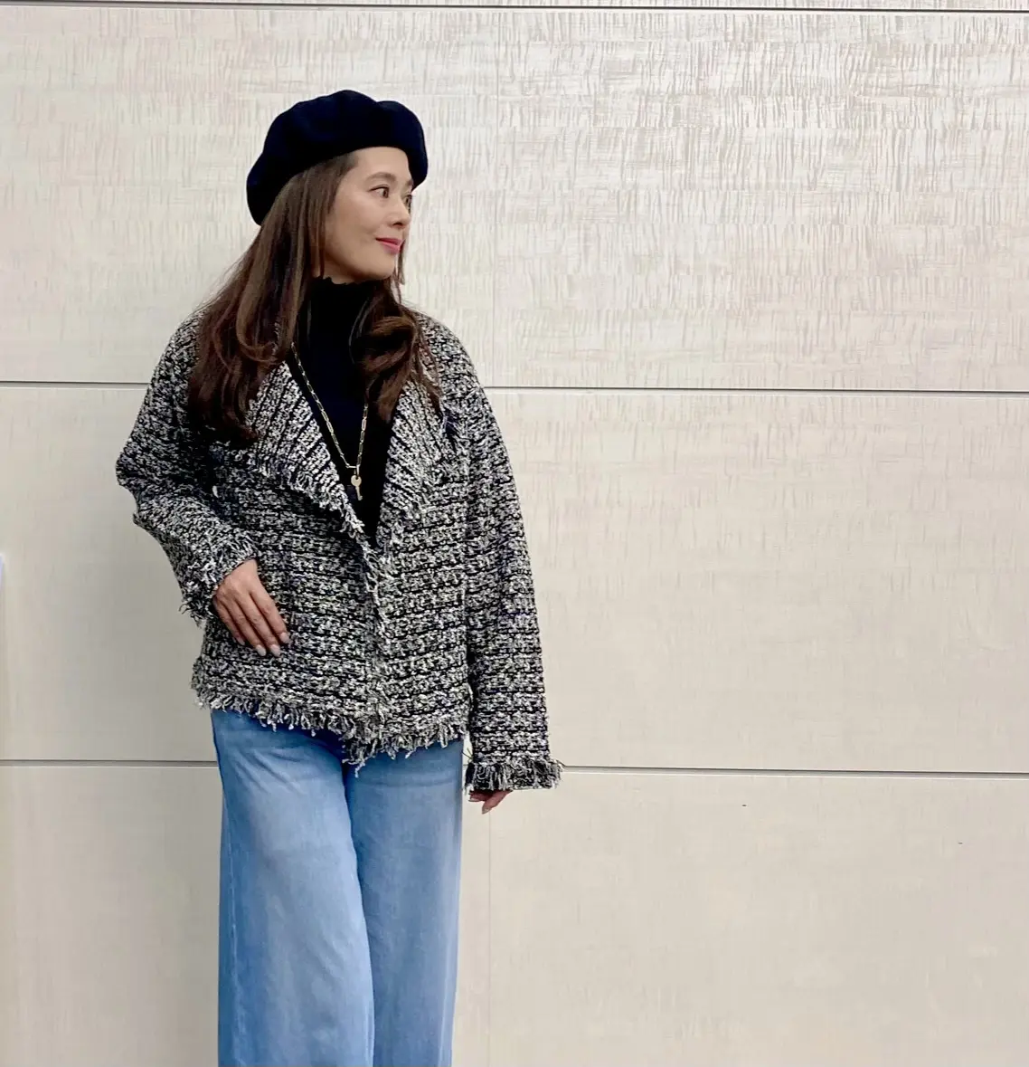 ツイードジャケットとライトブルーデニムの試着コーデ。骨格ストレート体型をすっきり見せるスタイリング。