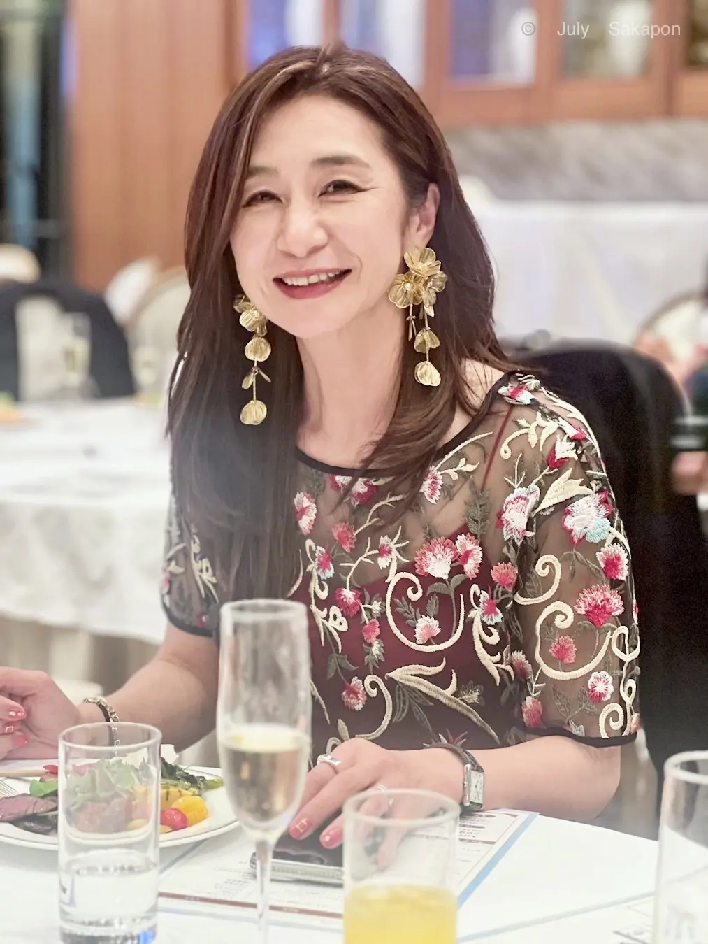 ゴールドの華やかピアスはZARA