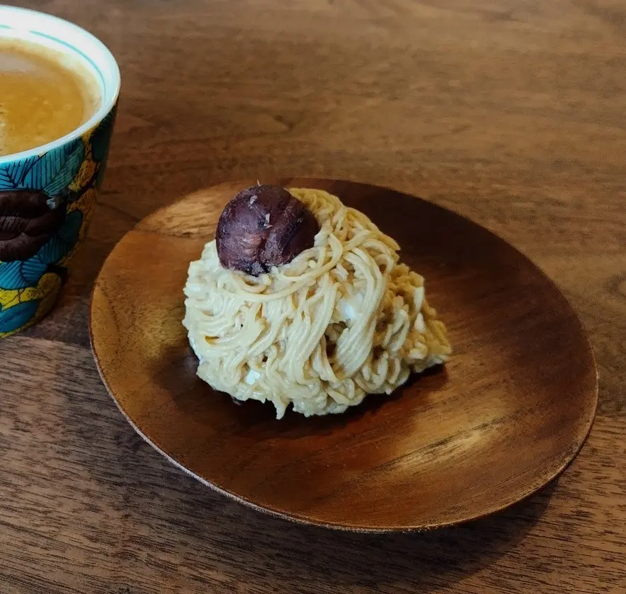 スタバ　手しぼり栗のモンブラン　九谷焼　青手椿