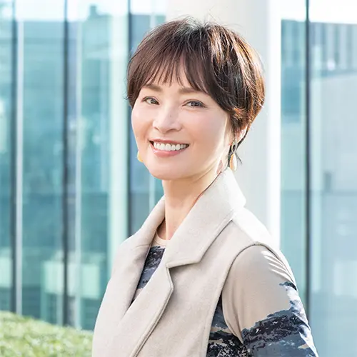 前髪ありのすっきりショートなら、しゃれ見えも服映えも目ヂカラアップも！【50代髪型・ヘアスタイル】