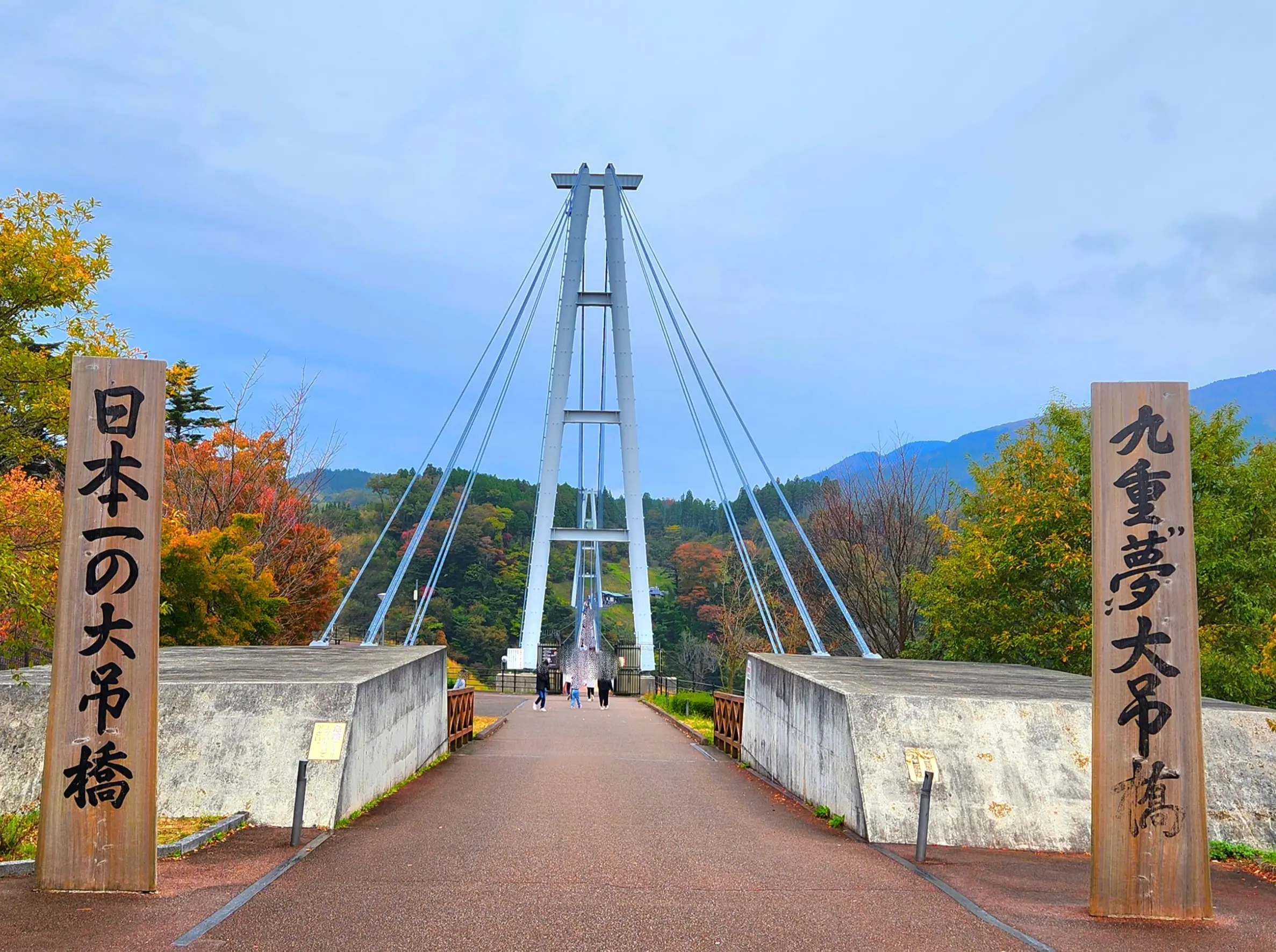 橋の入口。凛々しく聳え立つ大吊り橋。