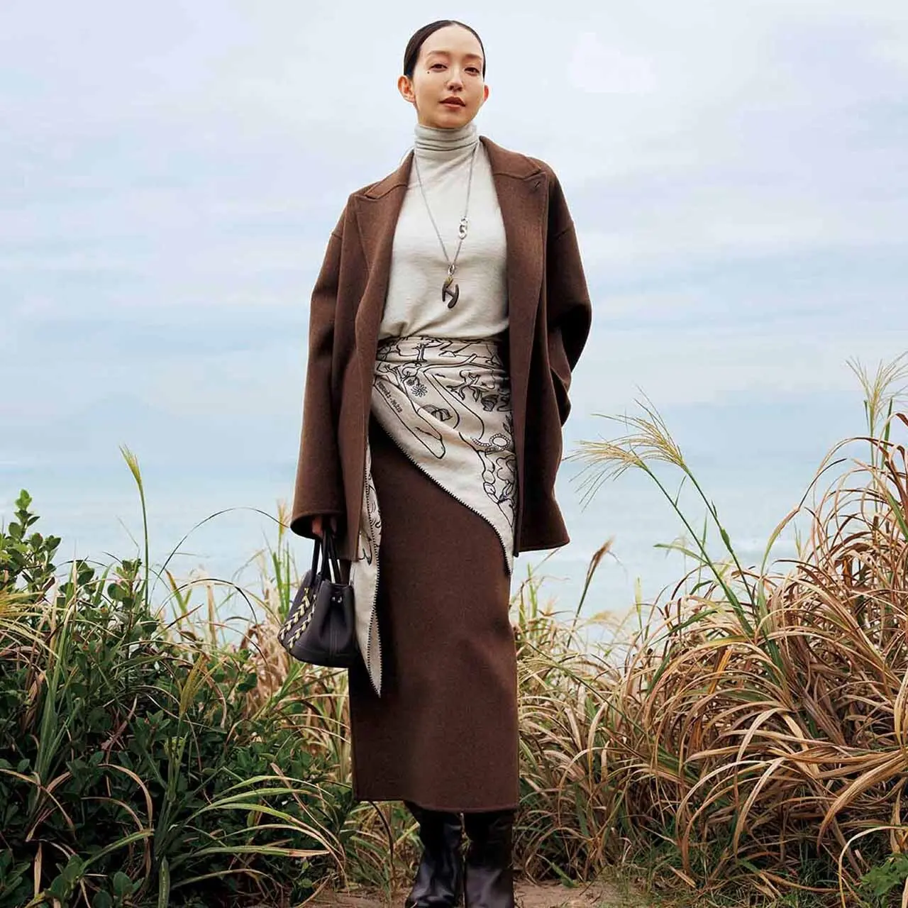 アレンジ自在！大判ストールをウエストに巻いて冬のコーデを軽やかに