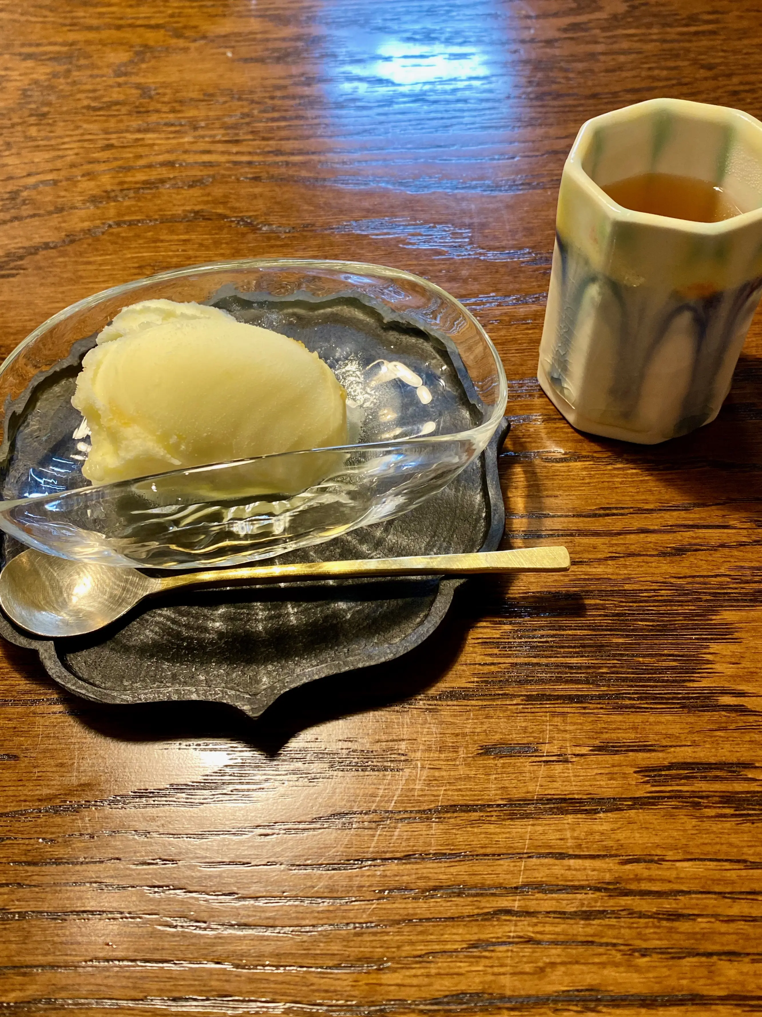 鎌倉「かわ名」のゆずシャーベットと湯呑みに入ったお茶