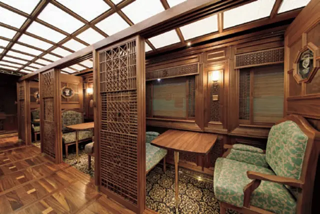 50代　ひとり旅　列車　或る列車　コンパートメント