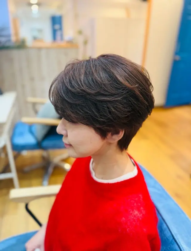 一月のヘアスタイルは前髪を軽くして抜け感のあるひし形シルエットのショートヘア_1_2