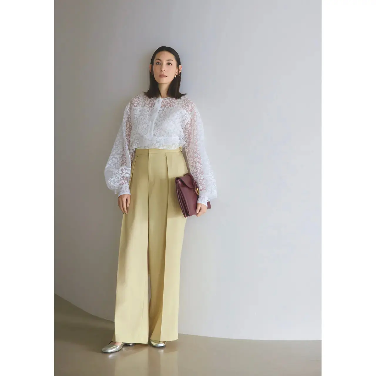 白レースブラウス×淡イエローパンツで春らしいフレッシュなコーディネートに。