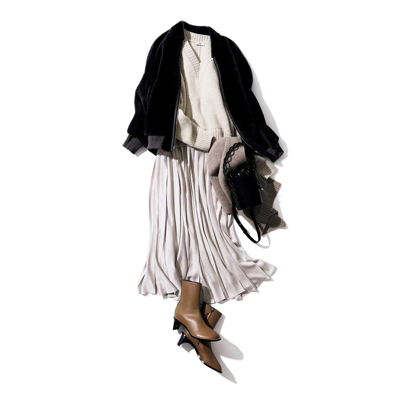 クラシカルなプリーツスカートは、 　　淡色の光沢素材で今っぽく更新