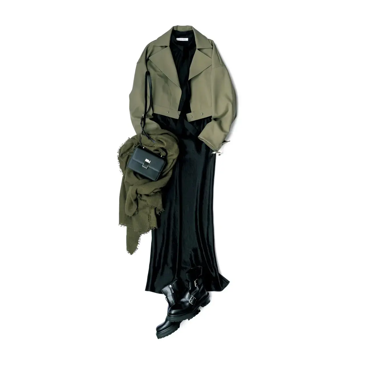 サテンスカートで作る優美な黒コーデには、カーキアウターの辛口なスパイスで切れよく!最高気温13℃