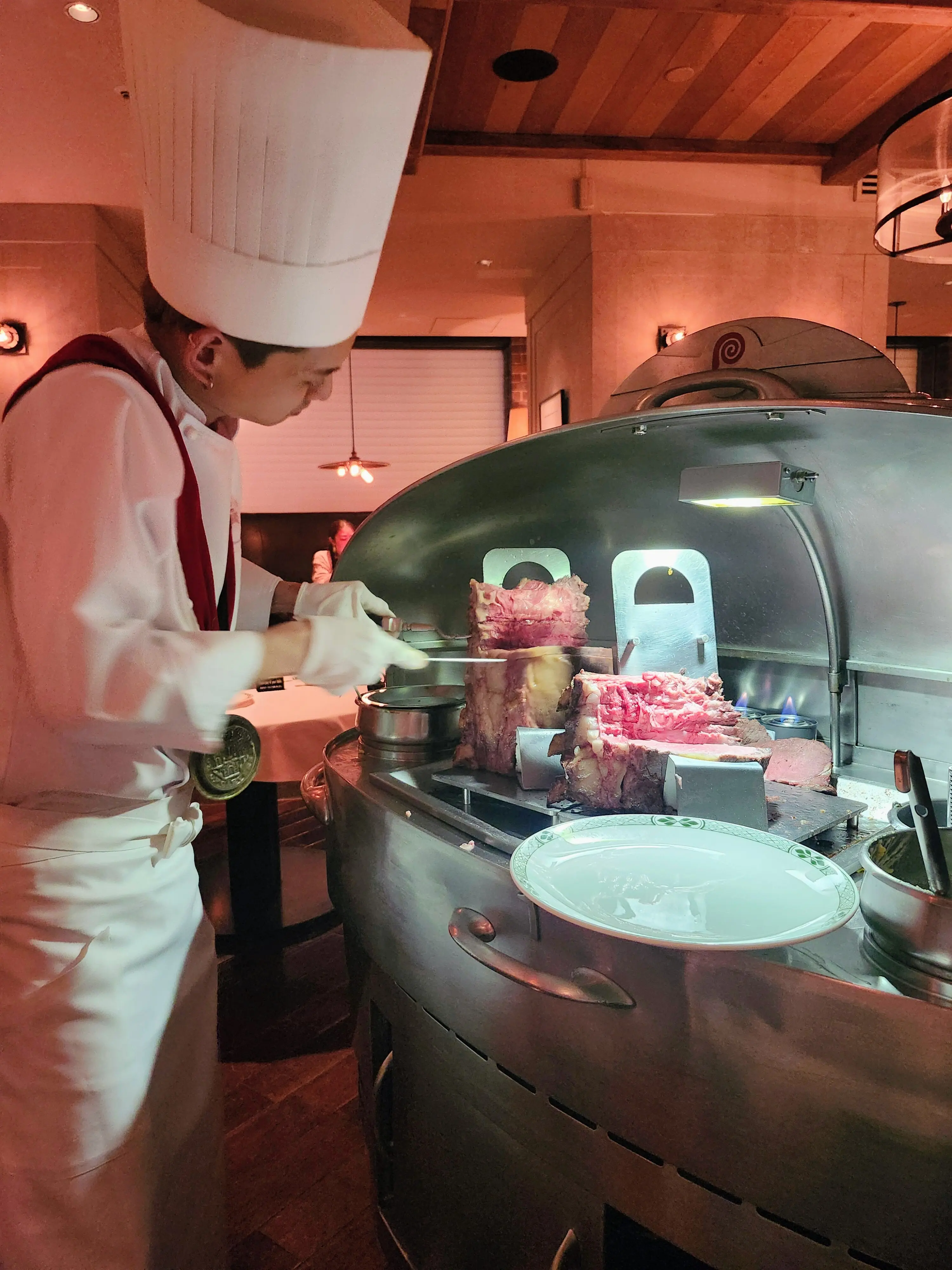 恵比寿ランチ、ウェスティンホテル東京、クリスマスツリー、恵比寿ガーデンプレイス、バカラ、シャンデリア、40代ファッション、ローストビーフ、ロウリーズ・ザ・プライムリブ、イルミネーション、サラダビュッフェ、デザートビュッフェ