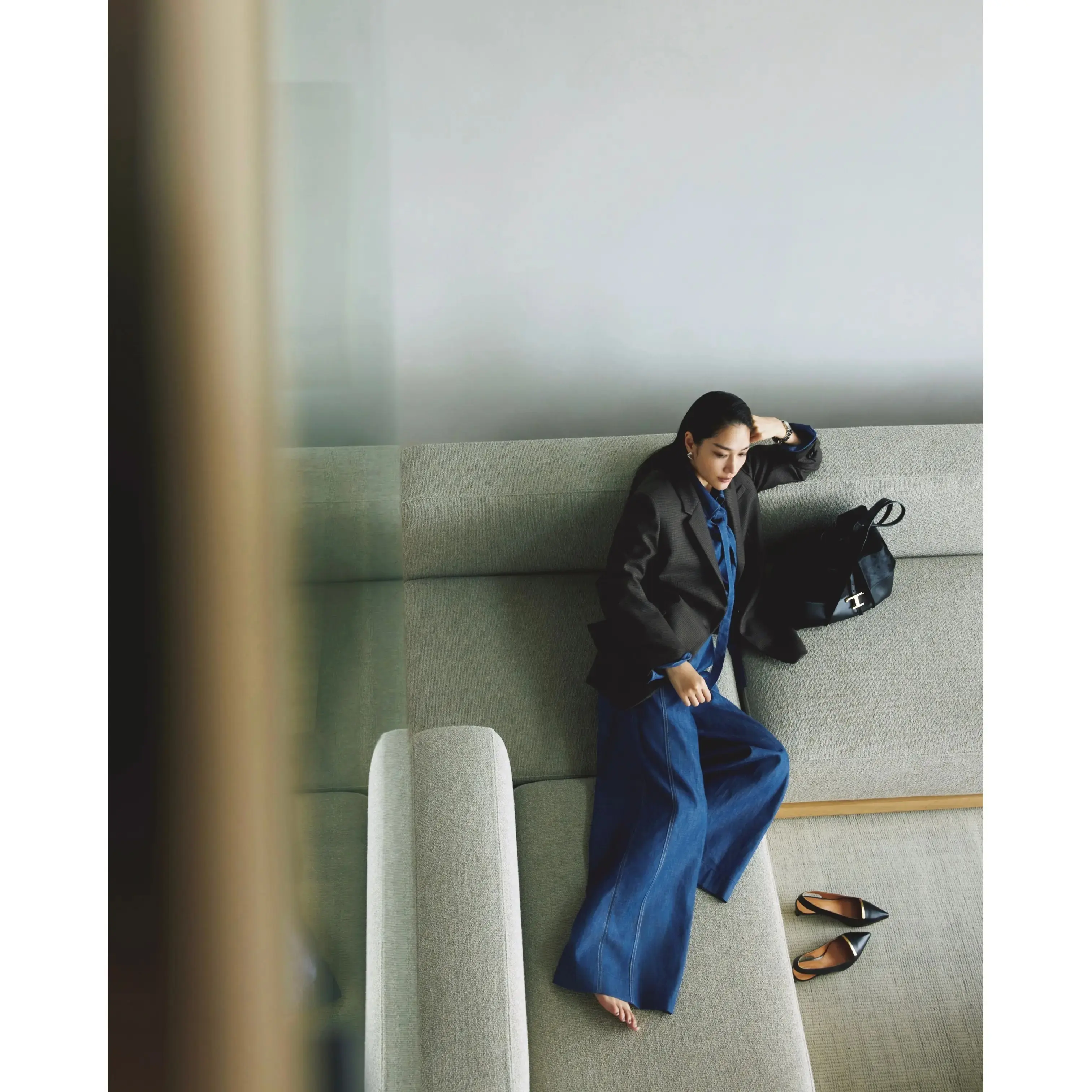 シャツワンピースの秋らしい着こなしから紺ブレ×プリントパンツでつくるオフィスコーデまで【50代の1週間コーデ】