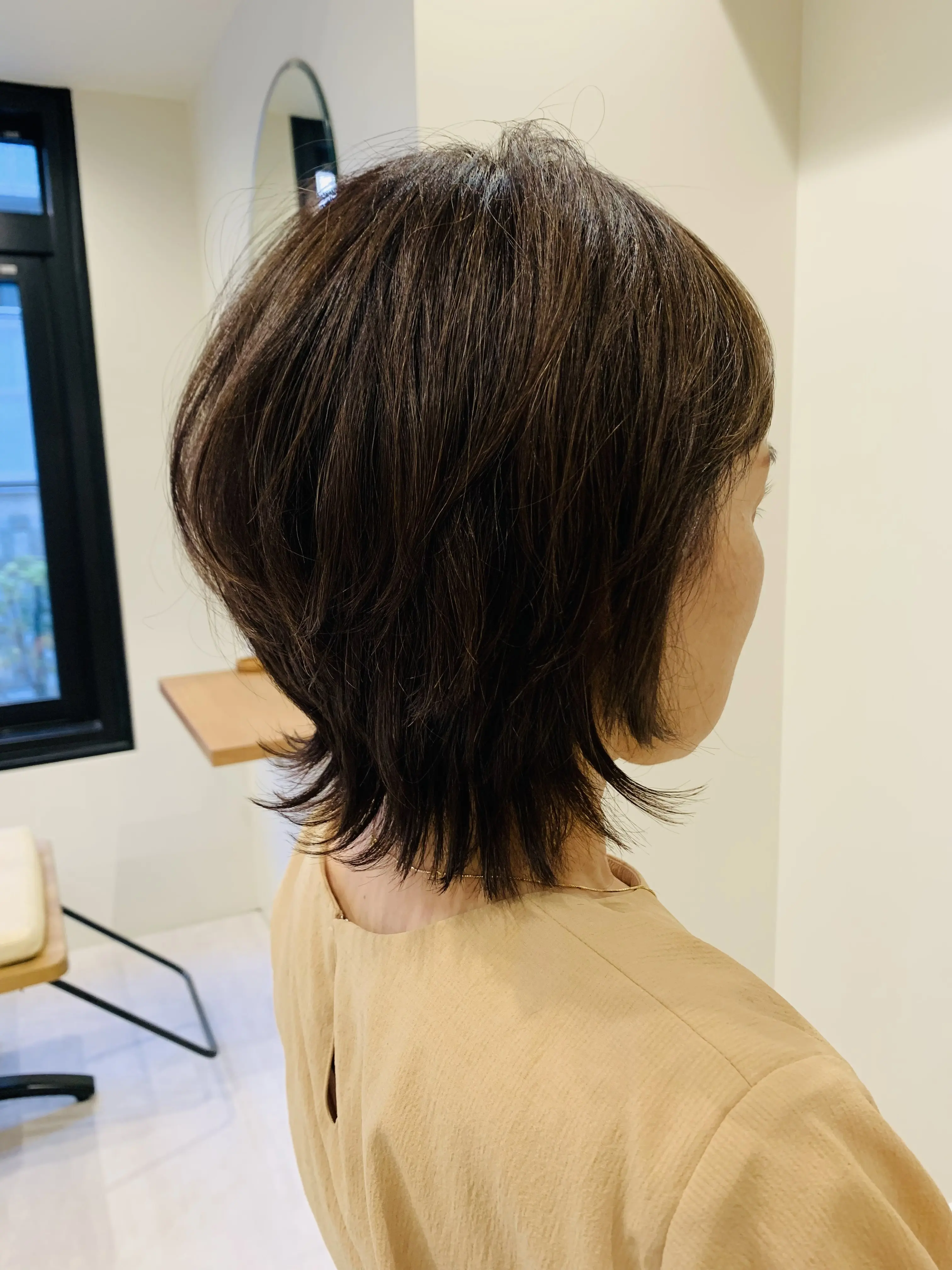 【50代の髪型】涼しくなる日を心待ちに、ショートヘアを秋仕様にチェンジ_1_5