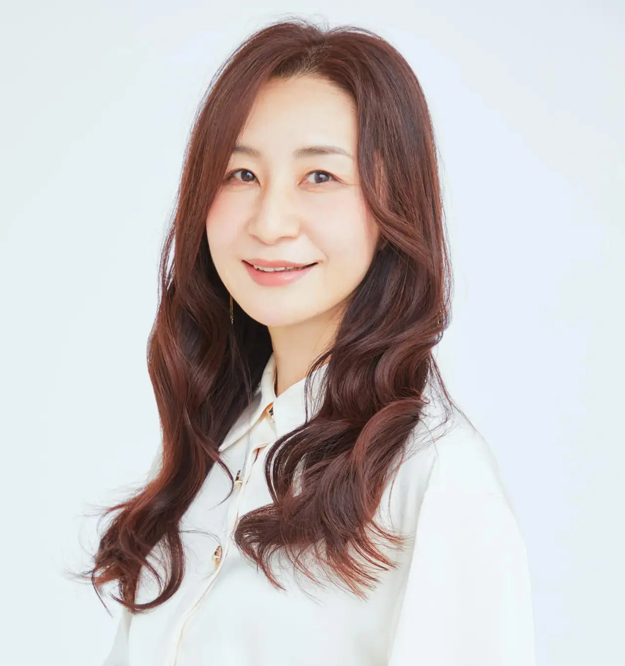 豊かなボリューム感が魅力！50代にふさわしいリュクスな巻き髪ロングヘア【50代髪型・ヘアスタイル】