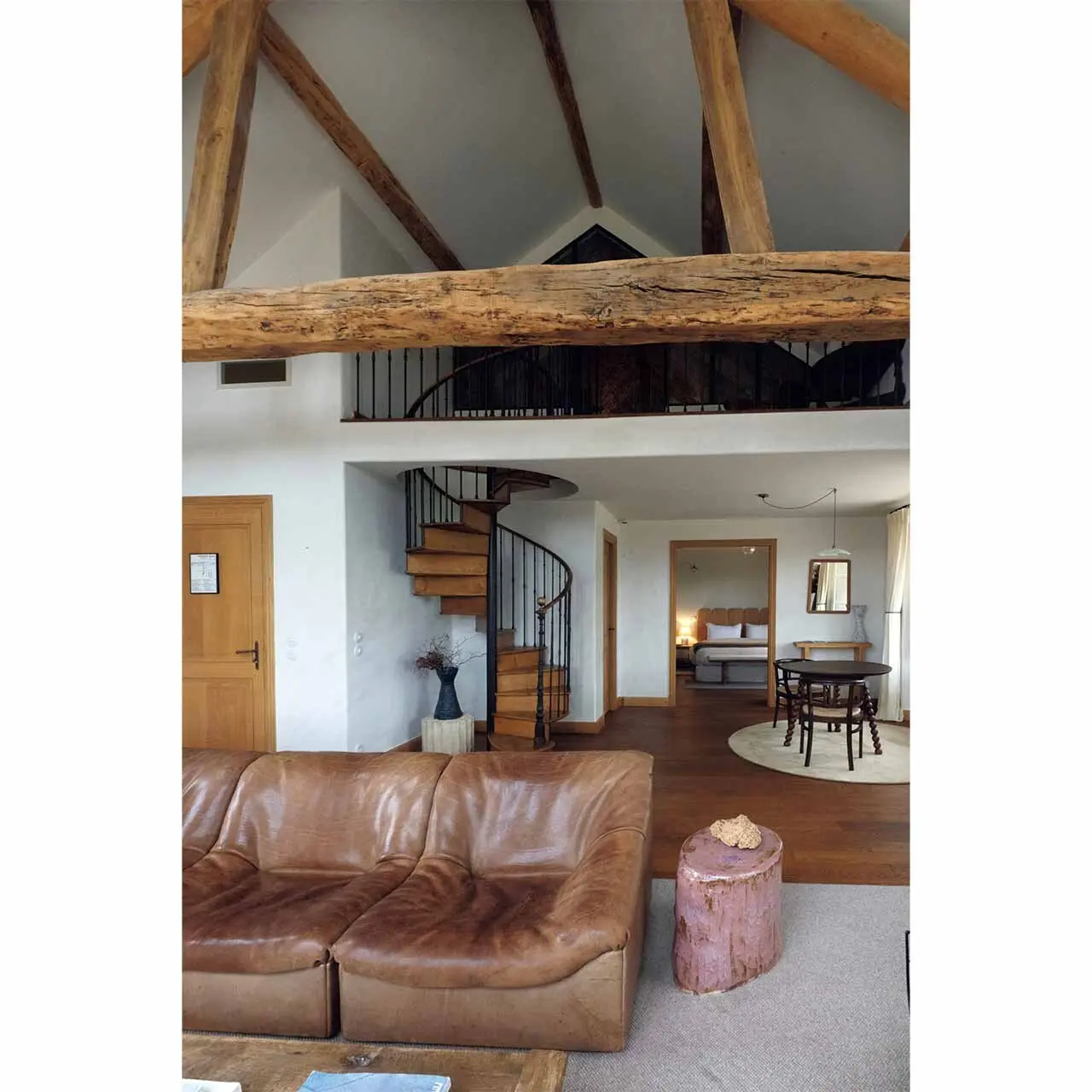 ❹11室ある客室 の中で最も大きい108号室。サロンの奥 だけでなく、らせん階段で上がるメザニ ン（中2階）にもバスつきのベッドルーム がある