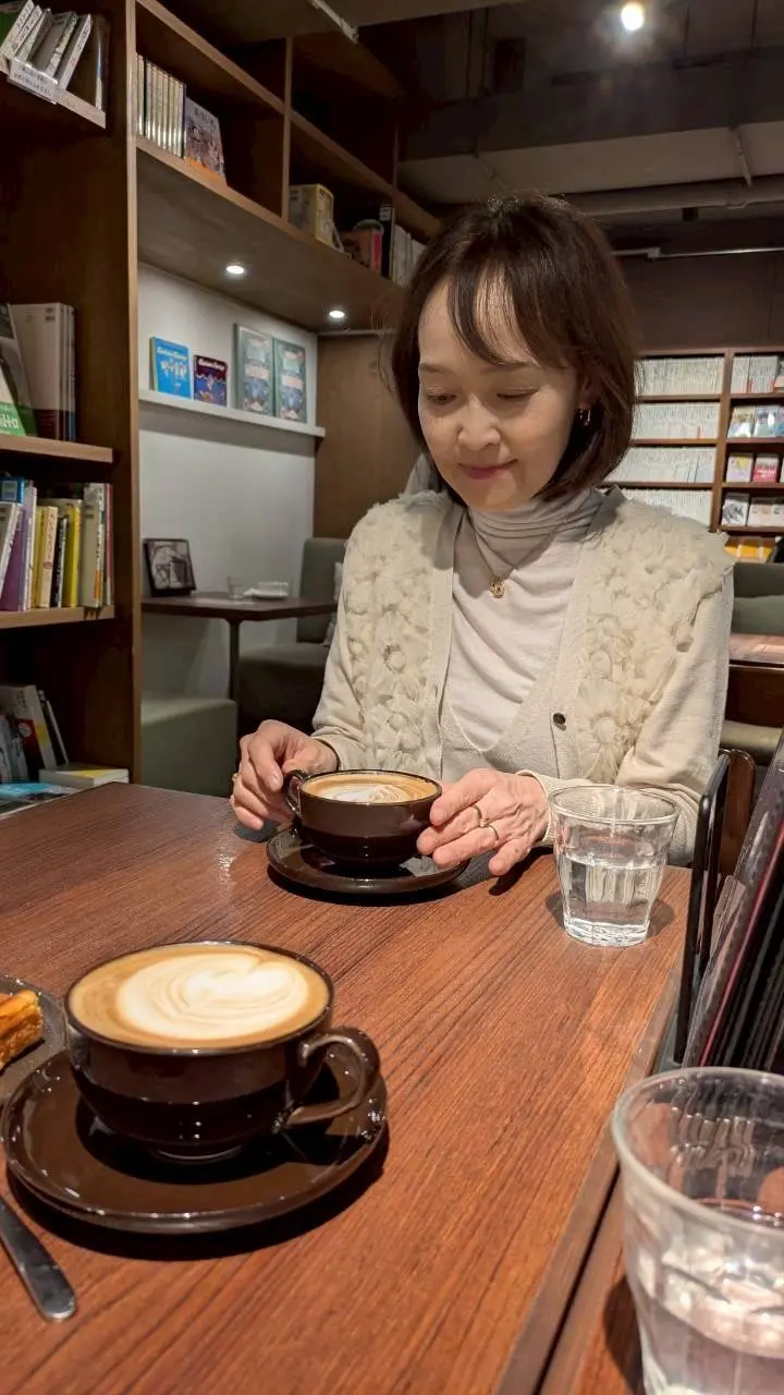 神保町のブックカフェでお茶をする女性