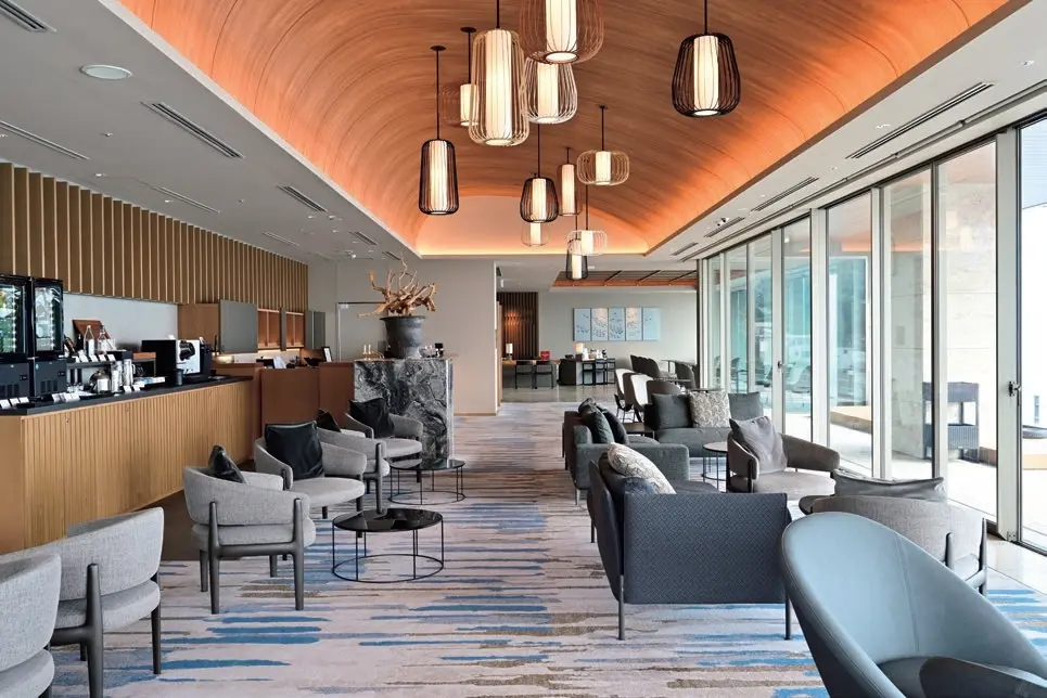 50代　ひとり旅　おすすめ　宿　静岡・熱海　 伊豆山 佳ら久 ゲストラウンジ「間あわい」では、各種ソフトドリンクや多彩なアルコールもフリーフロー