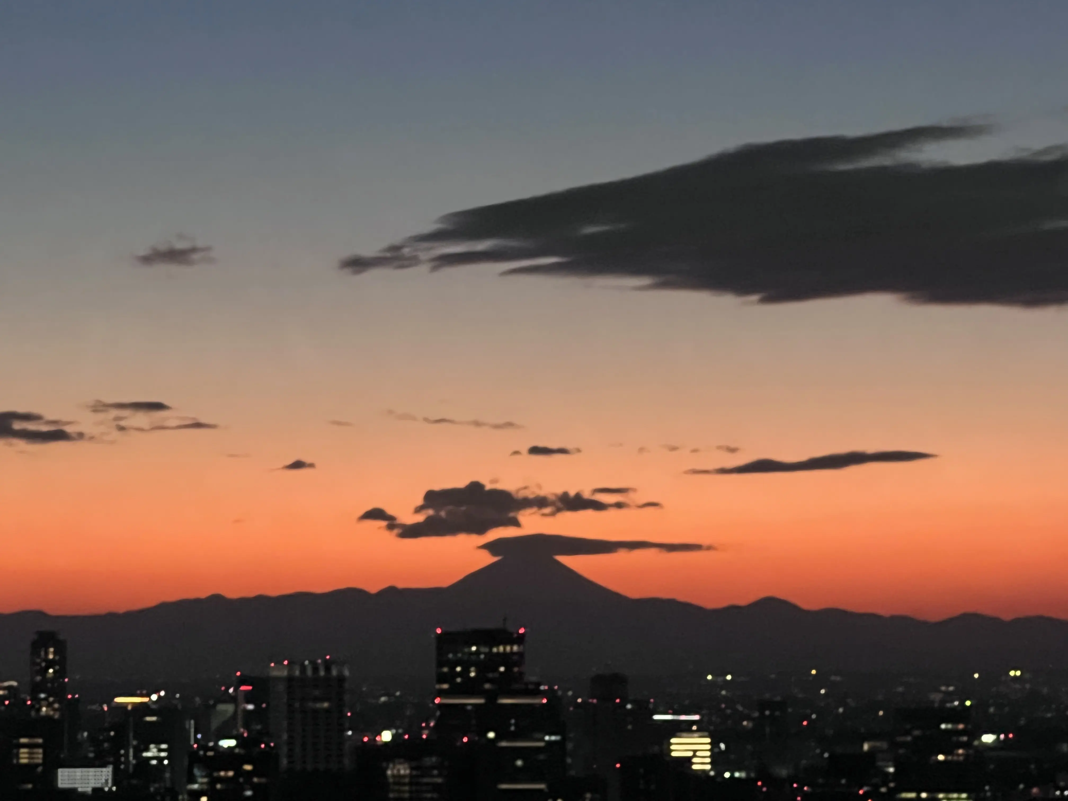 フォーシーズンズホテル東京大手町の部屋からの夕景