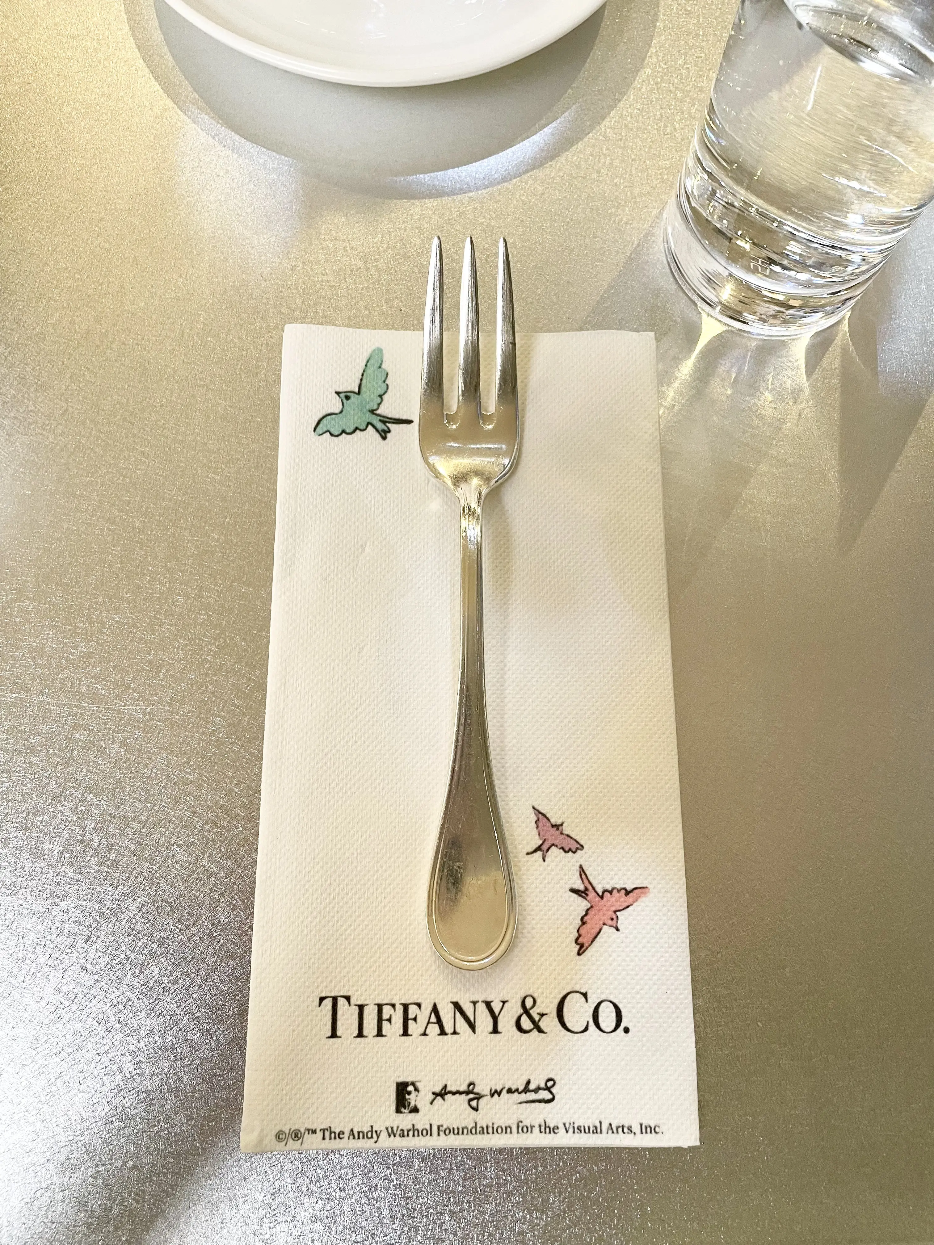 Tiffany Café &amp; Pop-up Store @ ANNIVERSAIRE 表参道。ティファニーカフェ。アニヴェルセルカフェ 表参道。表参道。ティファニーブルー。シルバーテーブル。フォーク。銀のフォーク。アンディ・ウォーホル。イラスト。
