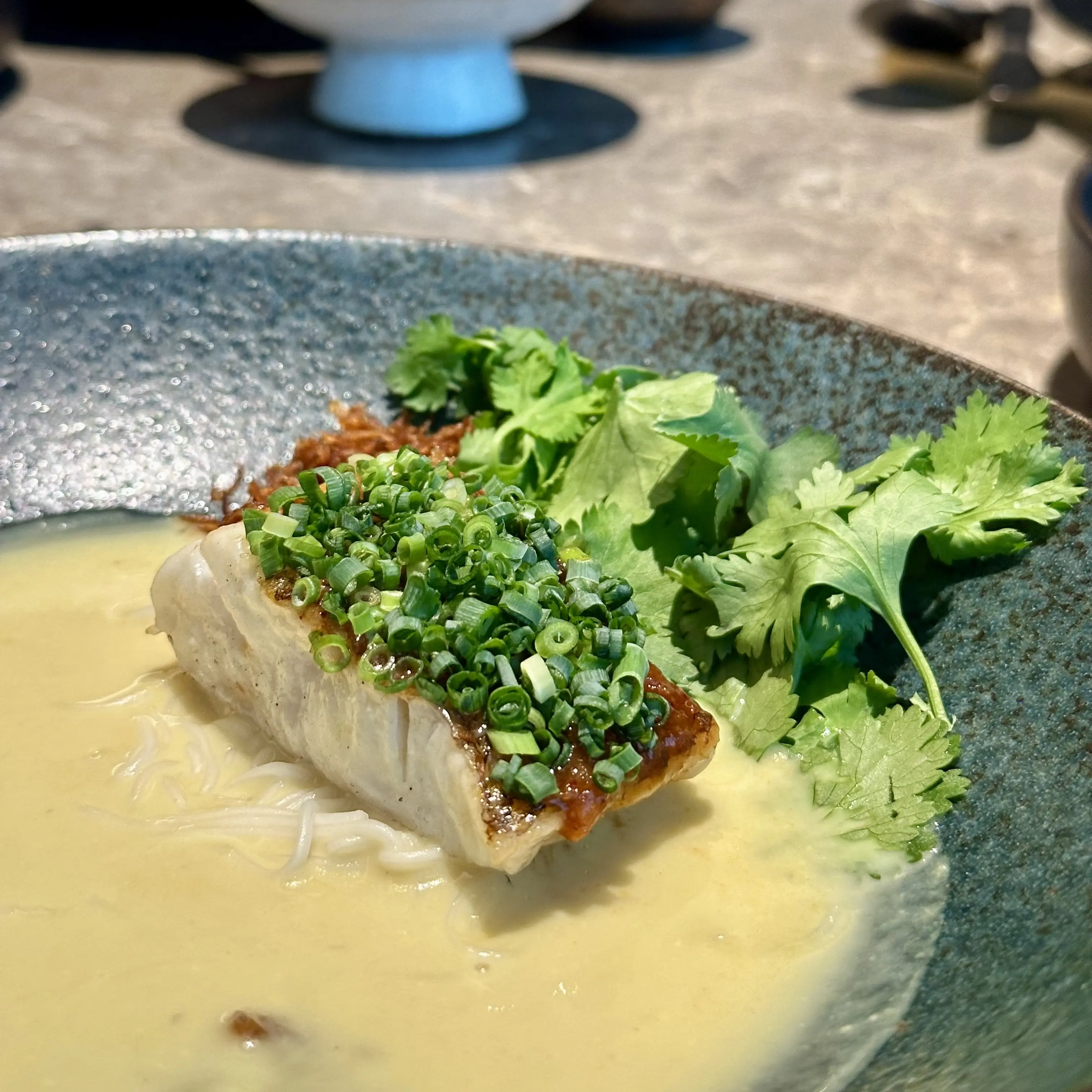 タイ料理　SAAWAAN BISTRO　真鯛のターメリックカレーソース