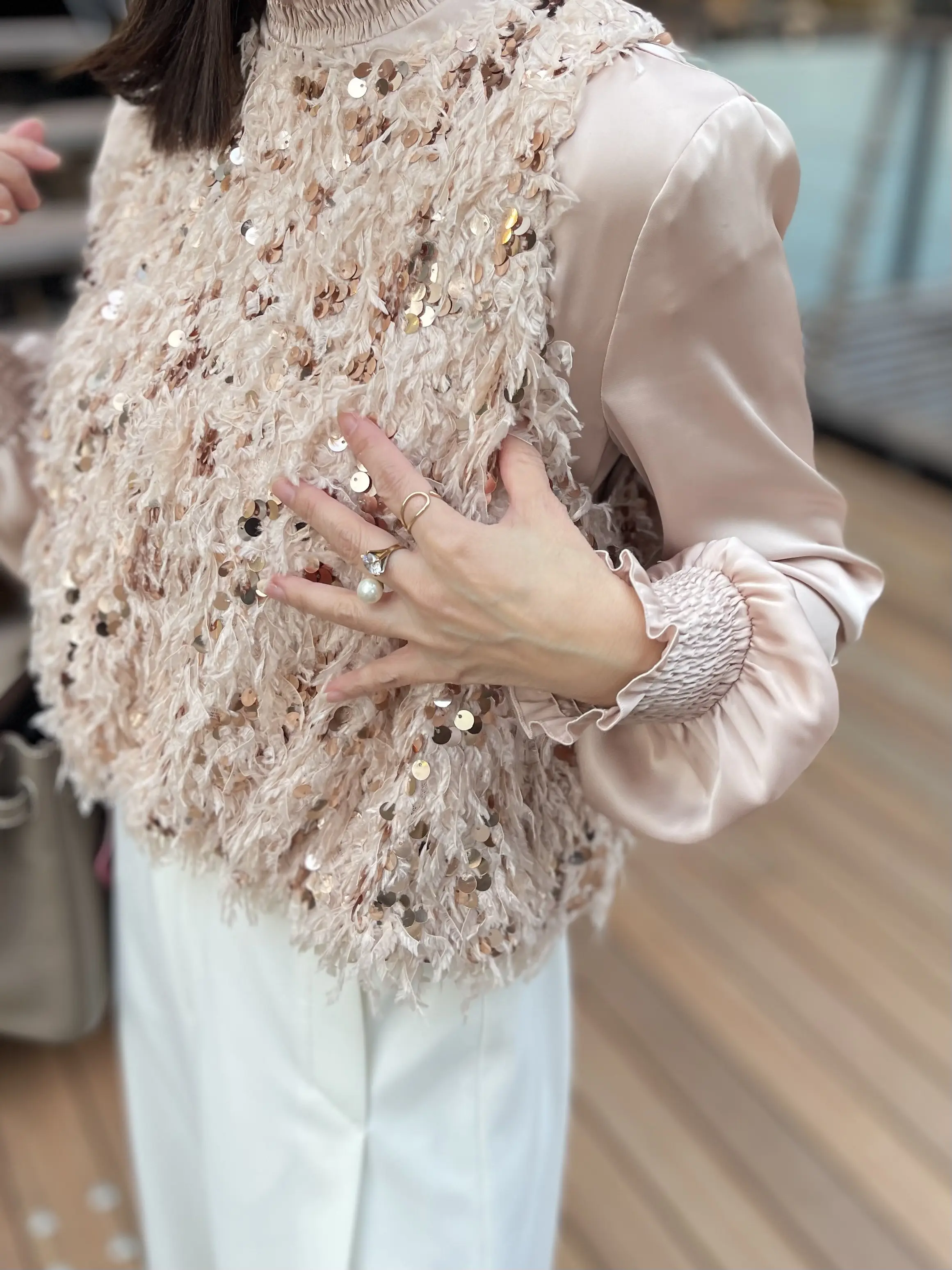 大人ピンクのキラキラジレとホワイトパンツでホリデーシーズンコーデ💗_1_2