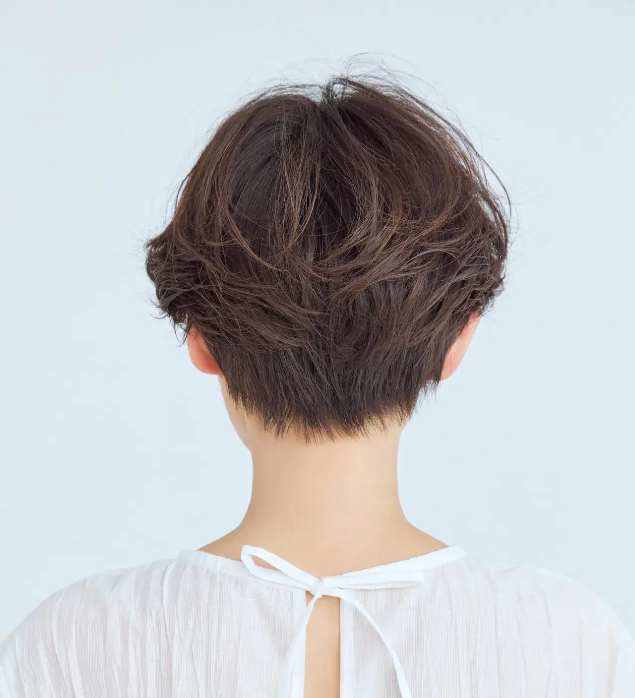 ミニマルなデザインの大人ショートで、モードな印象もボリュームアップも！【50代髪型・ヘアスタイル】