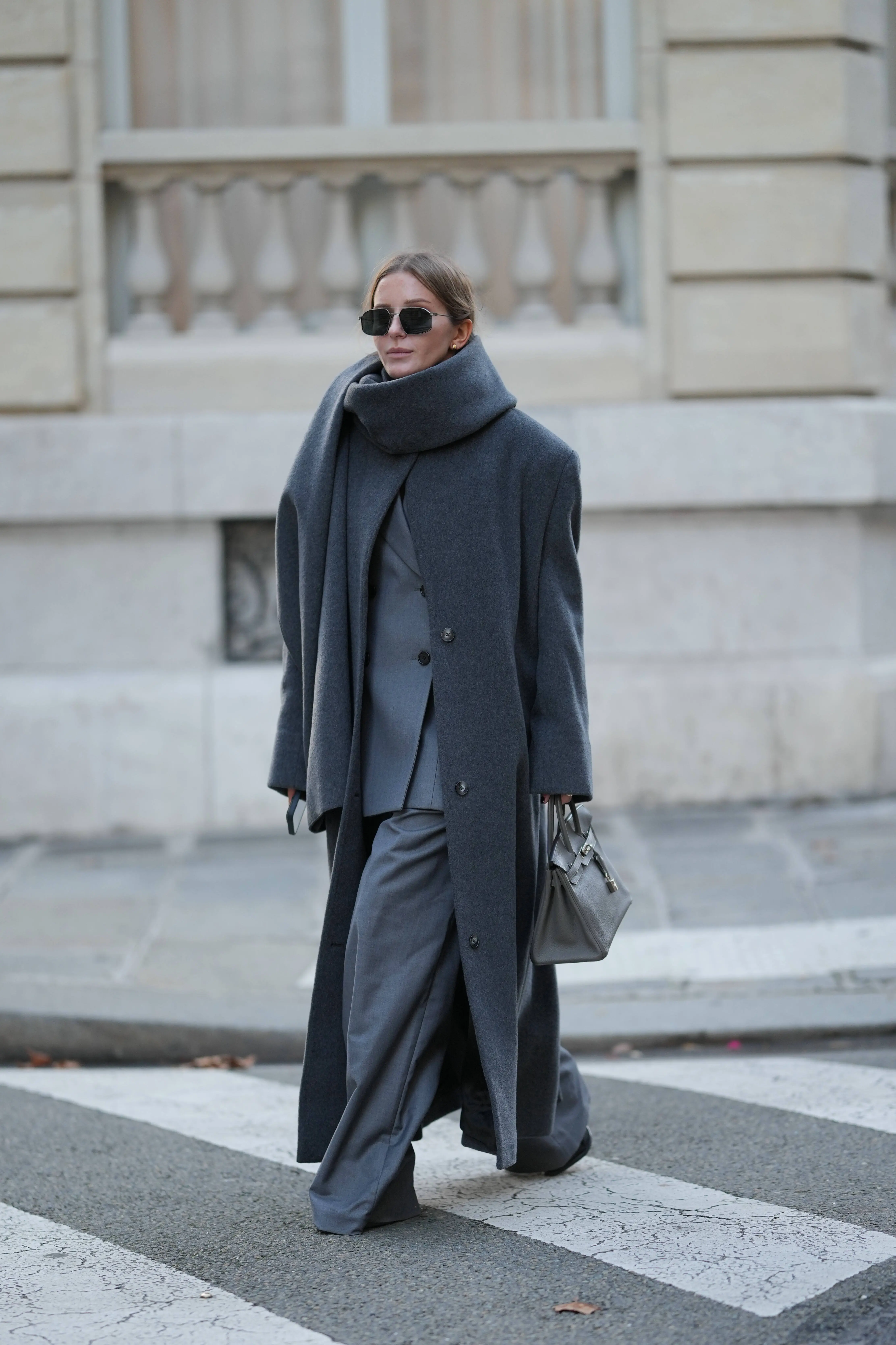 海外ファッションSNAP　コート　マフラー　グレーコーデ