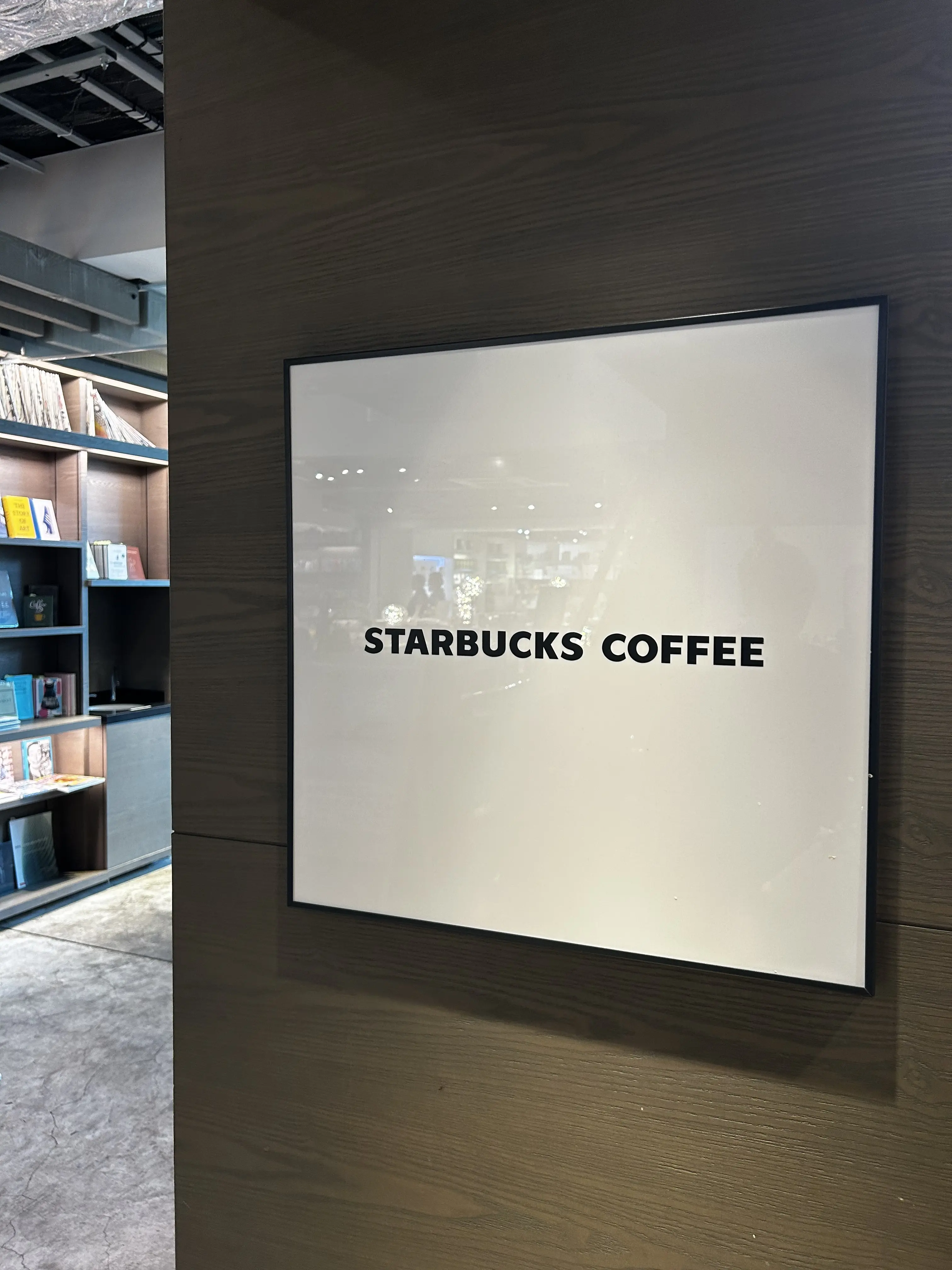 湘南 T-SITE  蔦屋書店　スターバックス