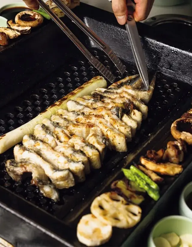 干潟でとれた生きたうなぎを、厨房でさばいてからすぐに炭火で焼く「カンファケッポルチャンオ」1人前W85,000