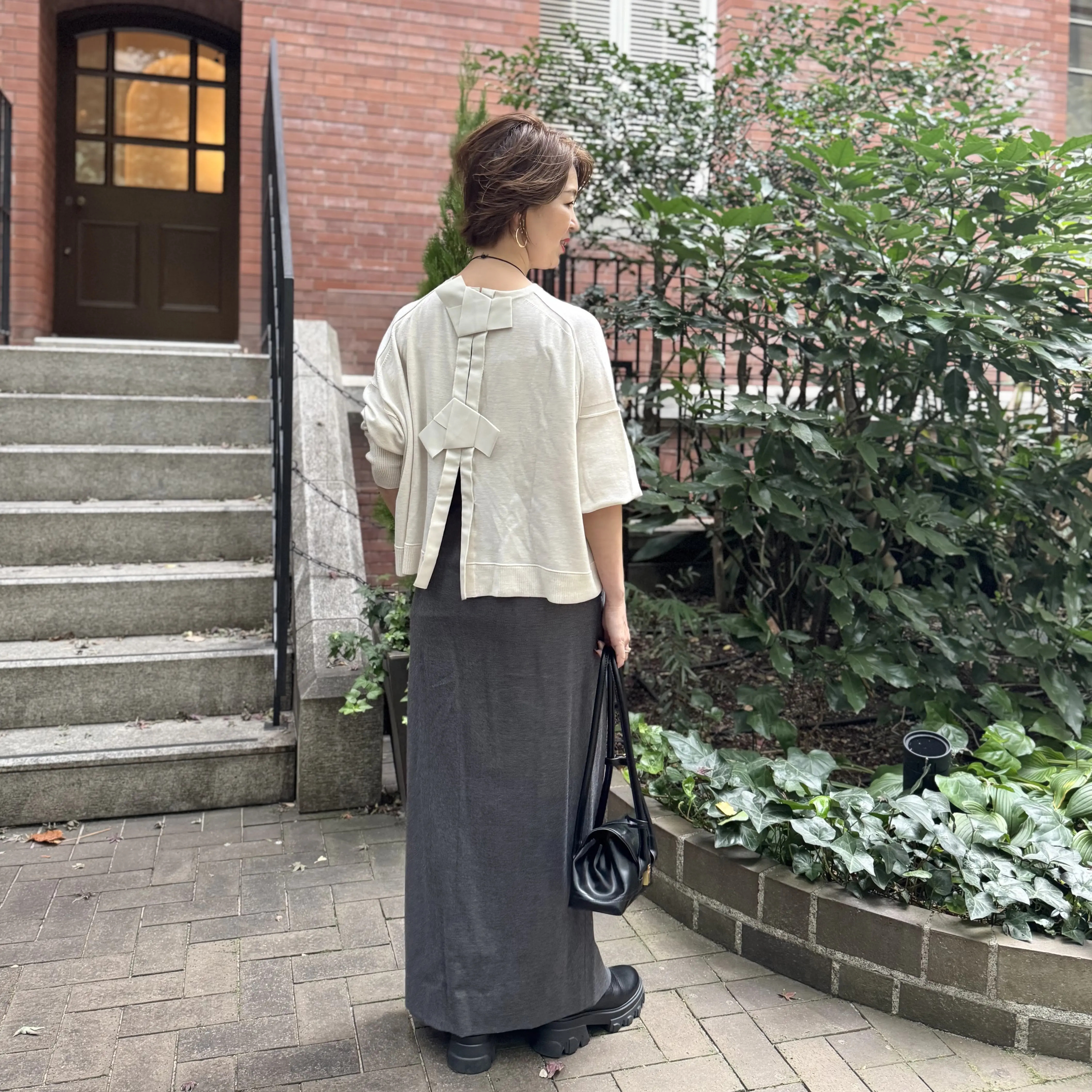 華組　読者モデル　エクラ 根本有加里さん　グレー　ナロースカート　ディテール　