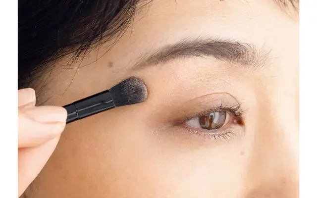 ベージュカラーでまぶたのくすみを払う