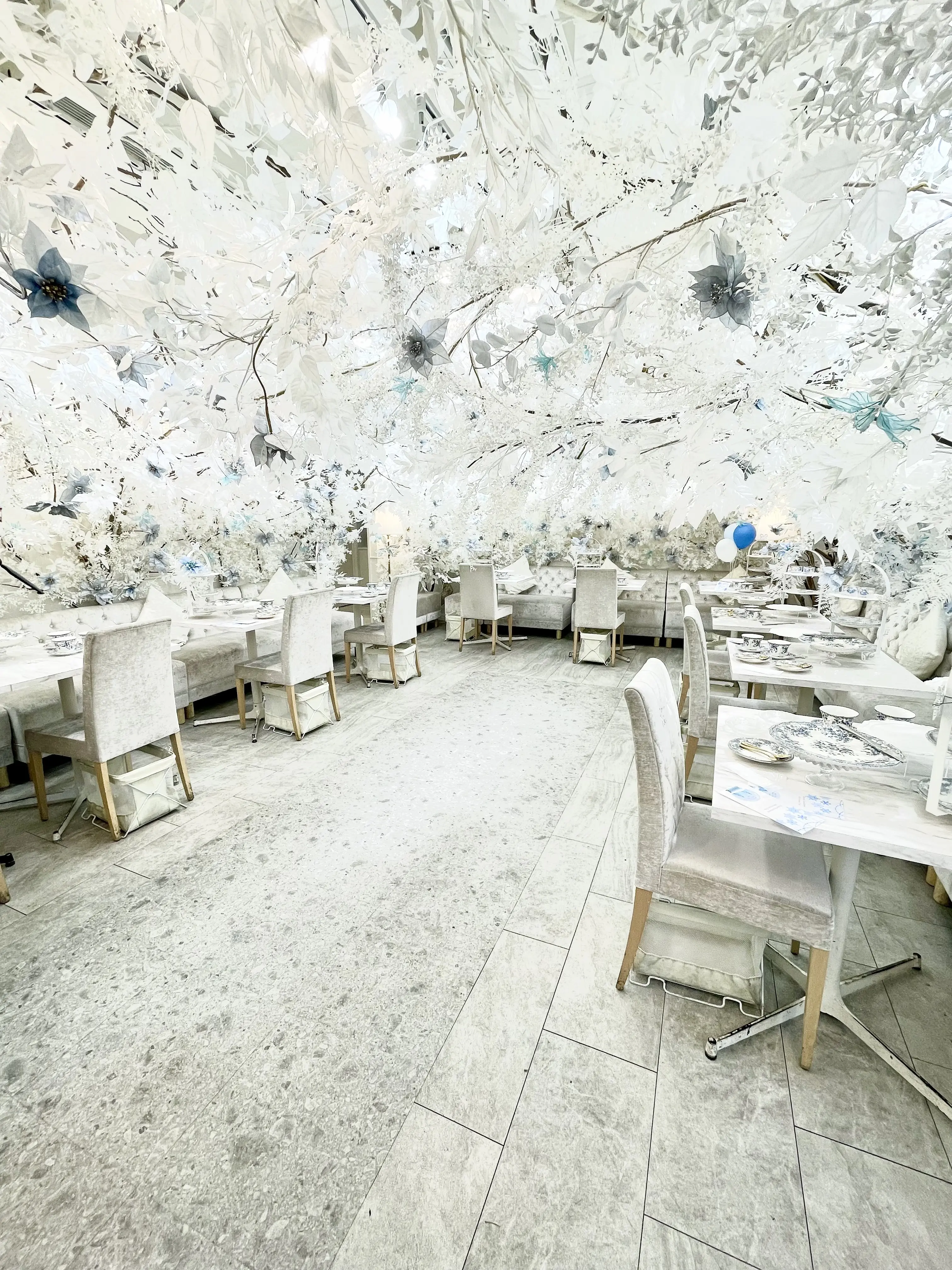 haute couture cafe、haute couture cafe表参道、表参道カフェ、オートクチュールカフェ、オートクチュールカフェ表参道、表参道グルメ、表参道アフタヌーンティー、期間限定、期間限定アフタヌーンティー、室内、内装、お花の内装、雪景色、可愛い店内