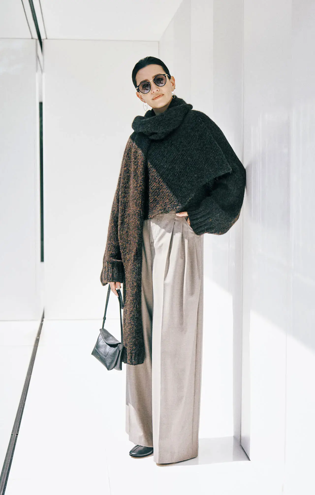 イレギュラーなショート丈が、モダンな全身バランスを描き出す