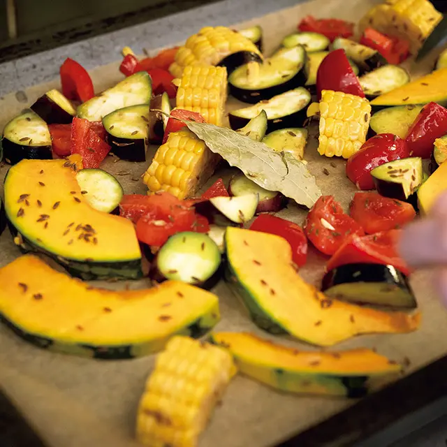 野菜はオイルでコーティングして から焼くと、うま味を逃さない。 