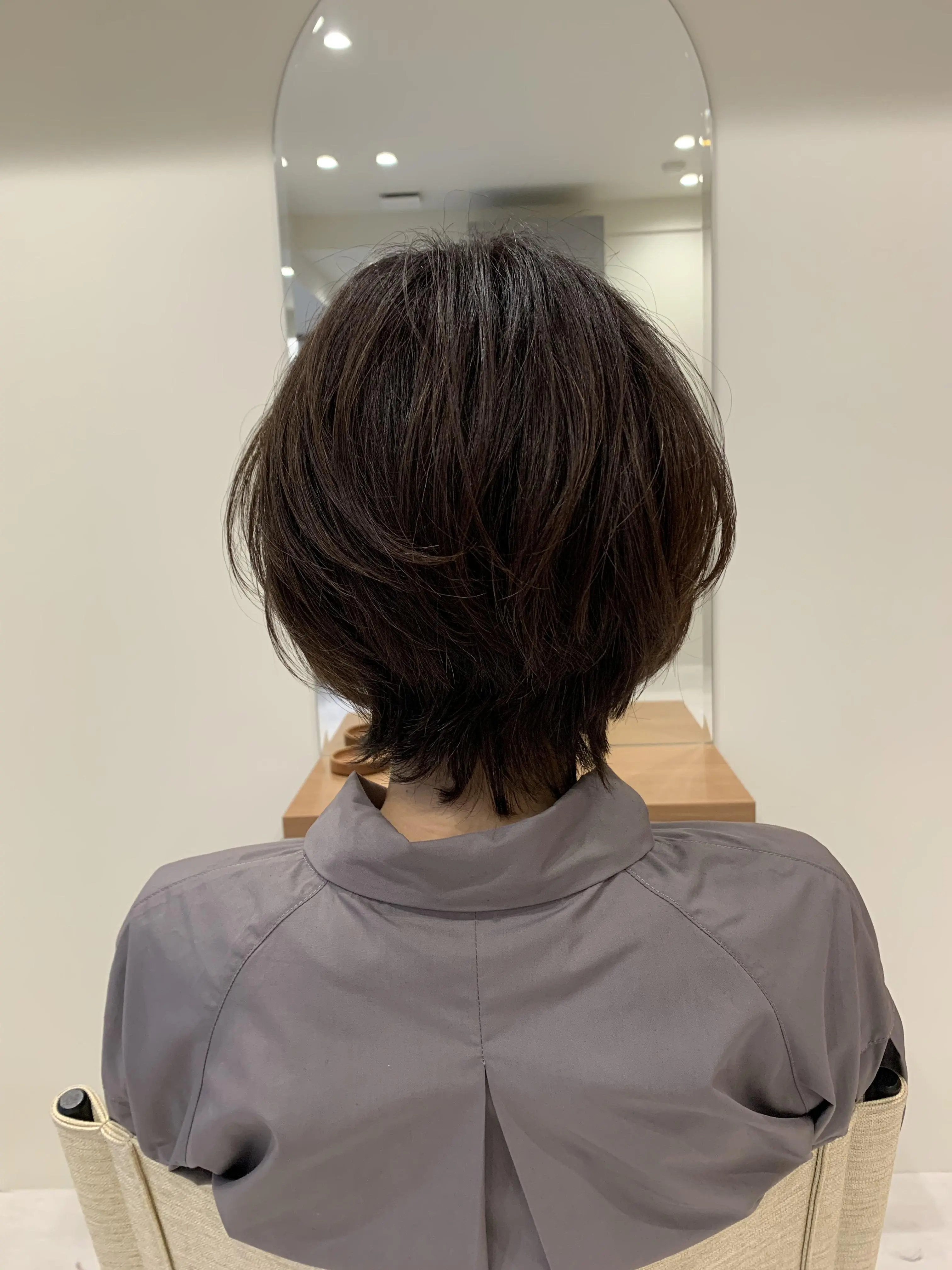 大人のひし形くびれショート 後から見たヘアスタイル