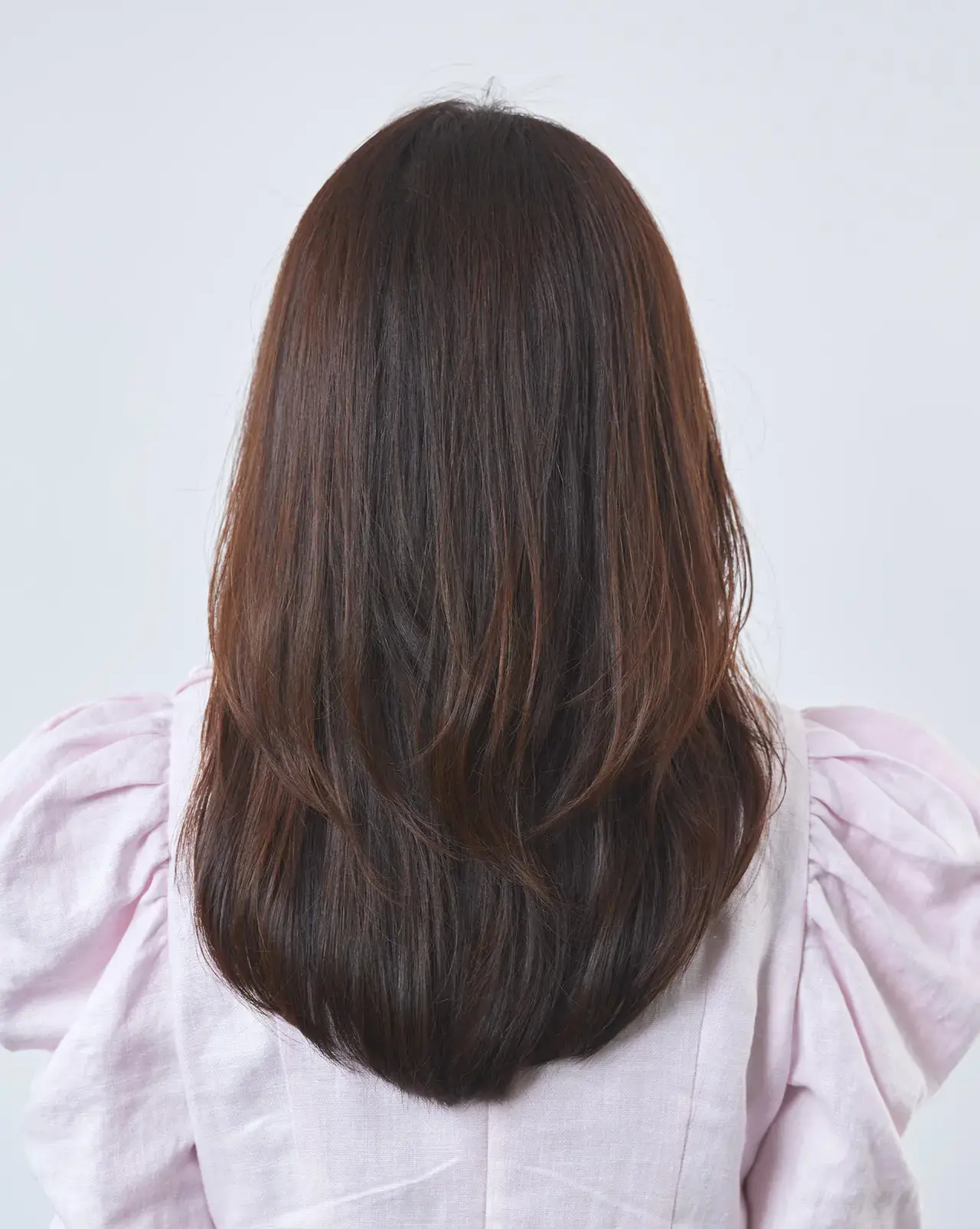 もみあげ部分の“2層仕込み”で、広がりやもたつきを解消