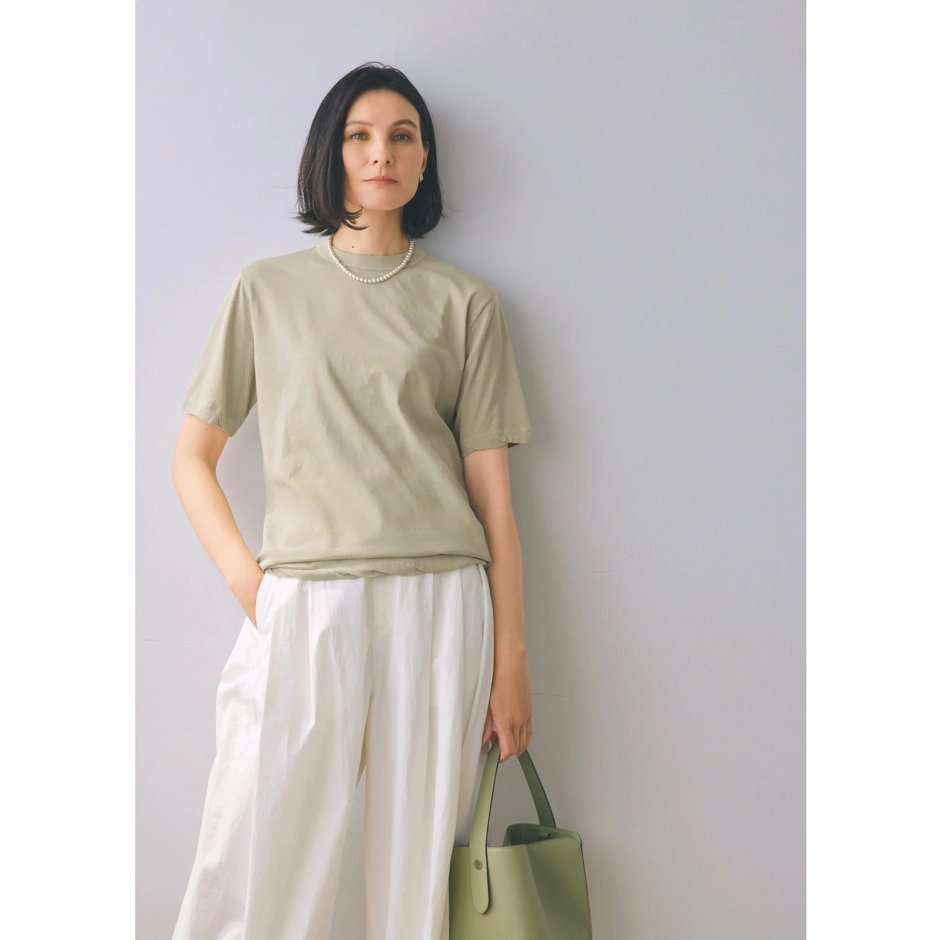 スモーキーなペールグリーンのTシャツと白ゆるパンツのコーディネート モデル・田沢美亜