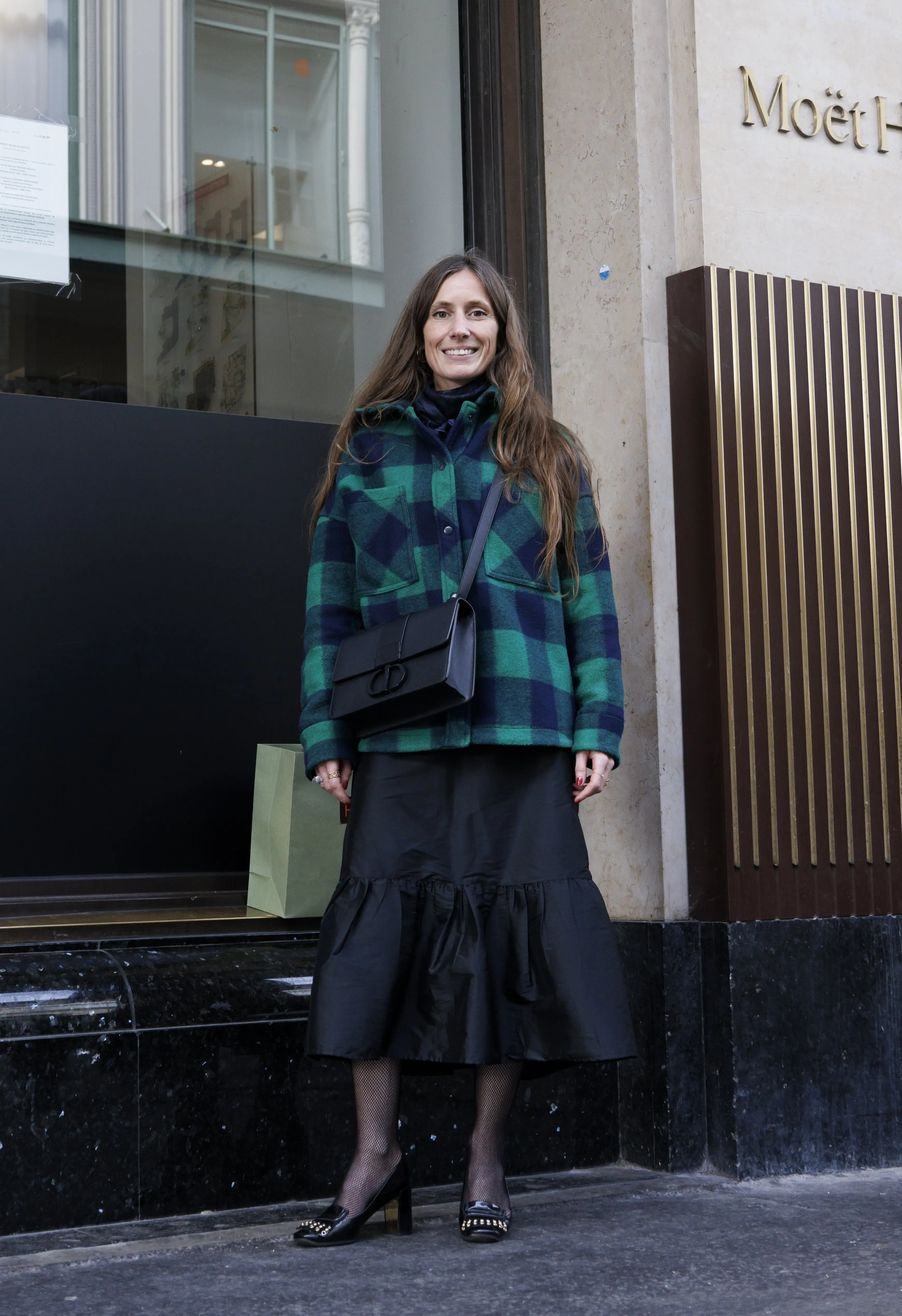 ファッションスナップ　スカーフ　ネルシャツ　スカートコーデ