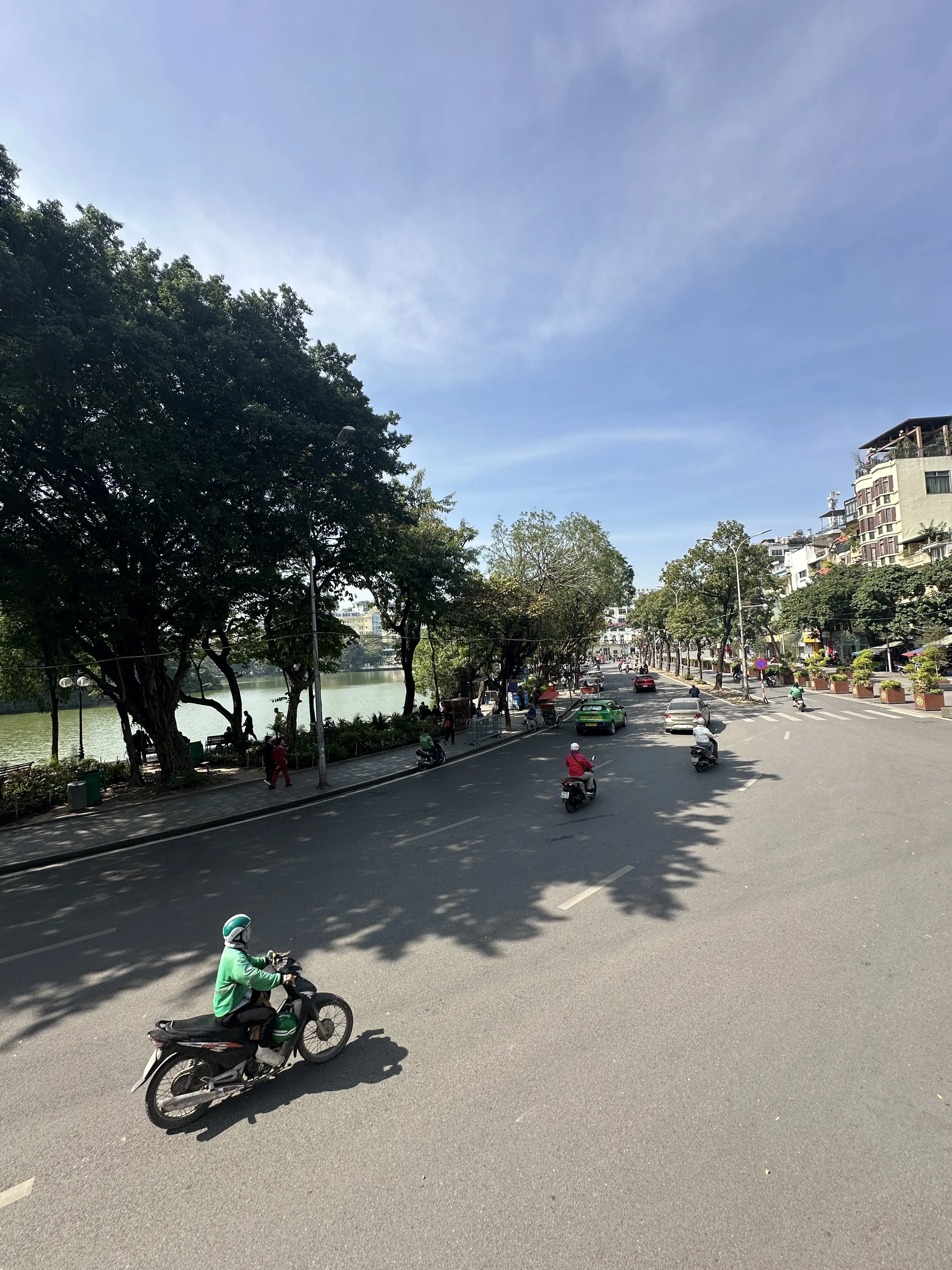 ハノイ　観光　ベトナム　バス　ホアンキエム湖