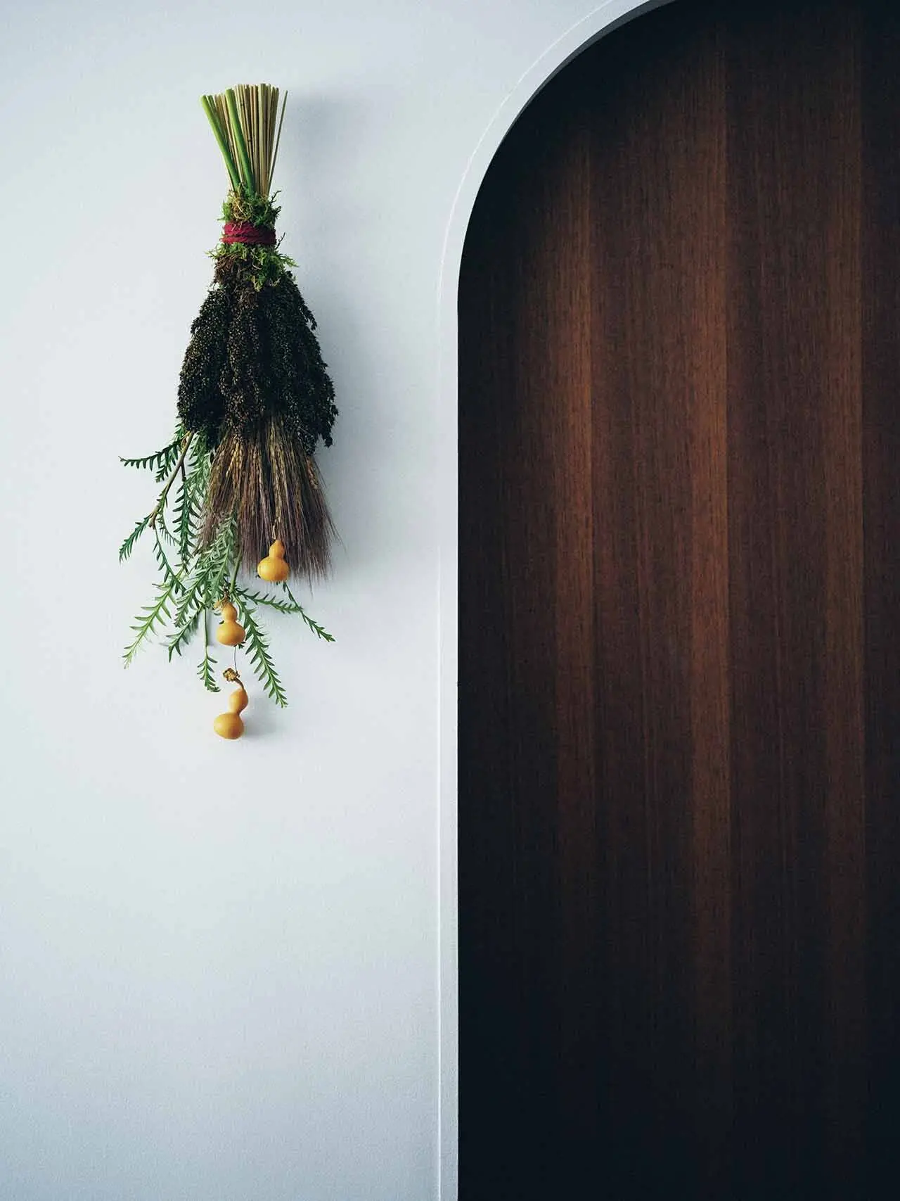 壁や扉にはスワッグの稲穂飾りを