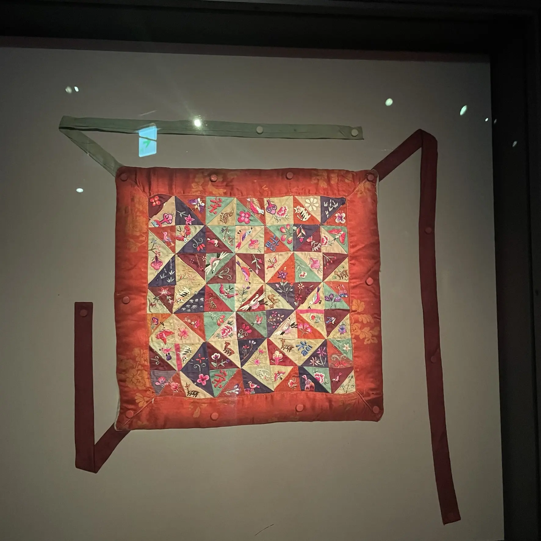 ソウル工芸博物館の展示、パッチワークのように布を縫い合わせ、さらに美しい刺繍を施されている作品