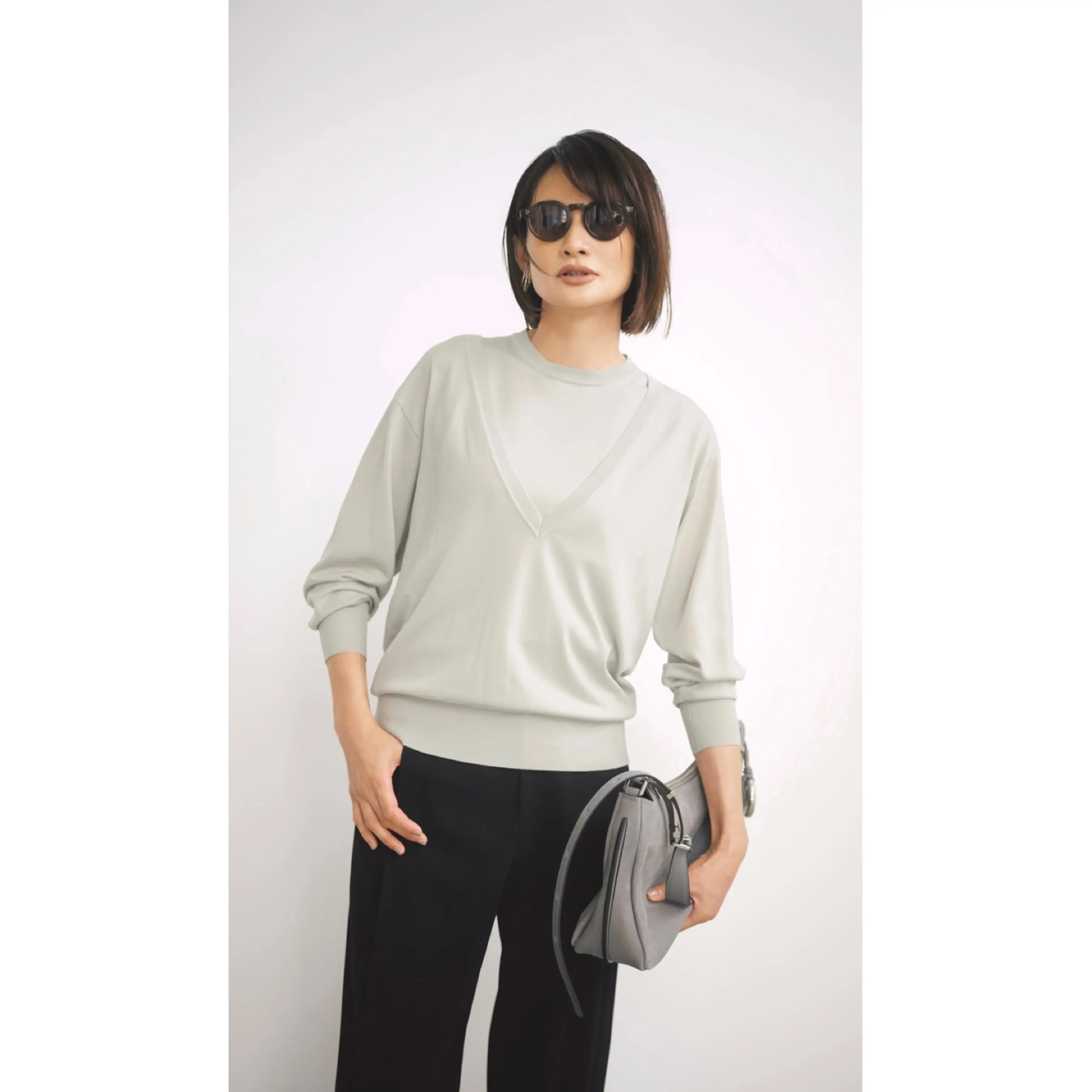 ライトグレーツインニットと黒セミワイドを合わせたコーディネート　モデル・渡辺佳子