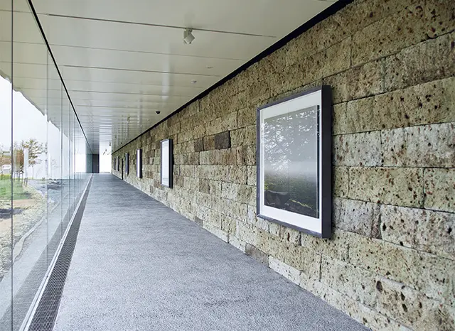 杉本の作品『海景』が大谷 石の壁にかかる「夏至光遥拝100mギャラ リー」。
