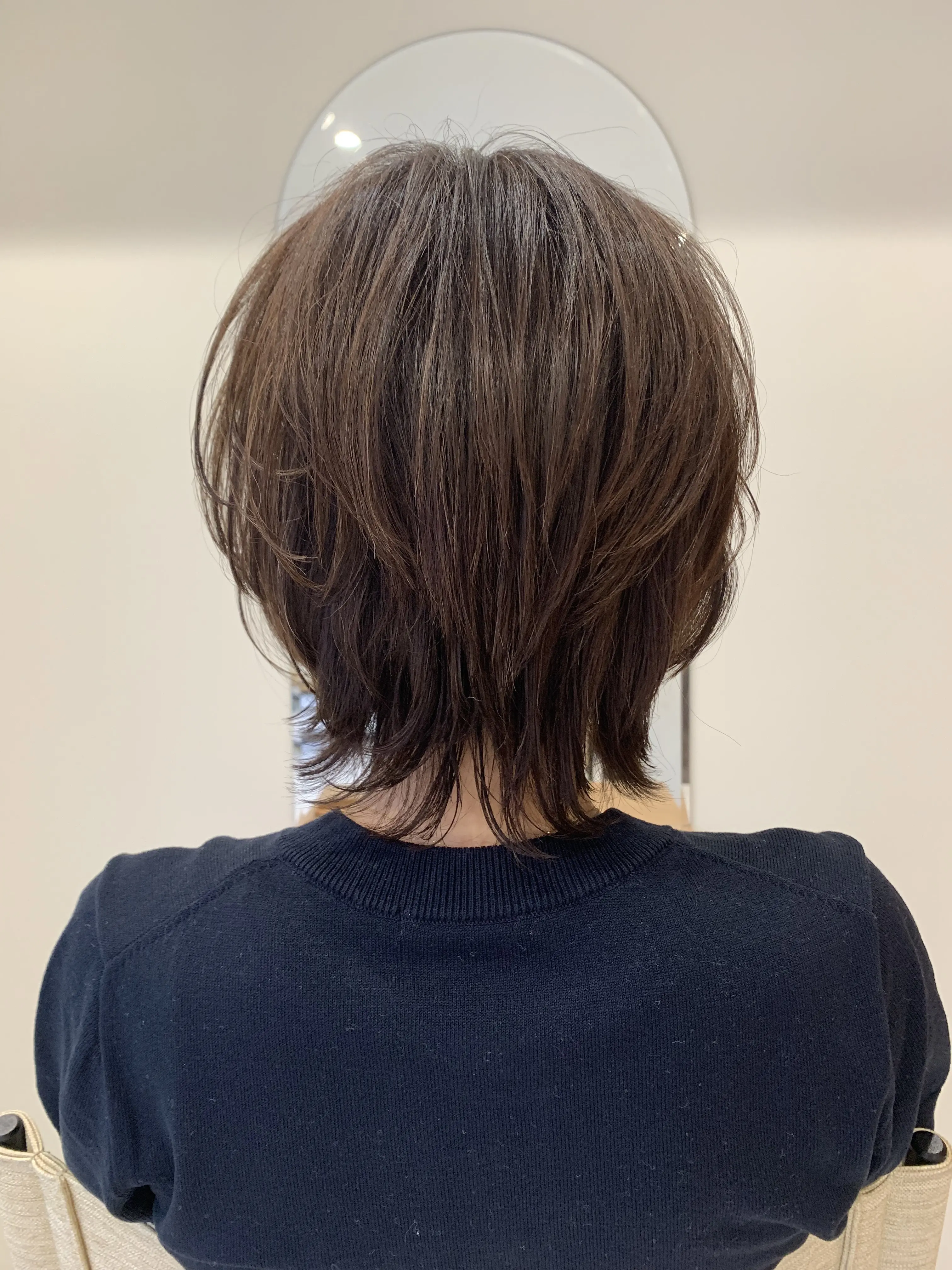 美容院でショートカットにした女性