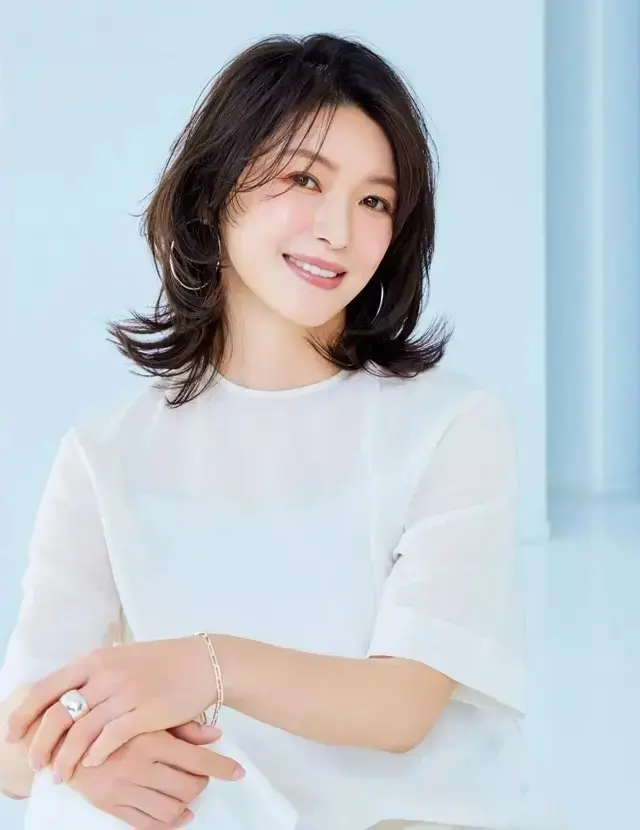 【最新】50代の華やかでおしゃれな「春のミディアムヘア」41選