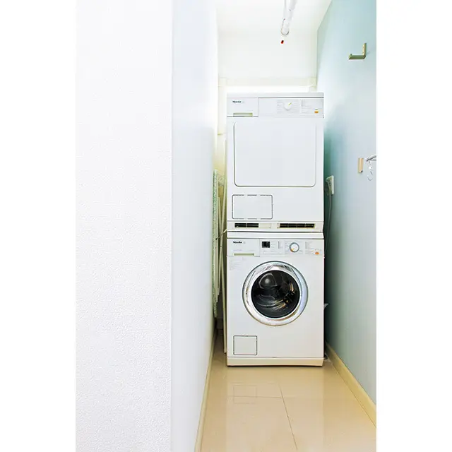 洗濯機と乾燥 機の置き場がダイニングの一画にあったため、バ スルーム横に洗濯室を増設